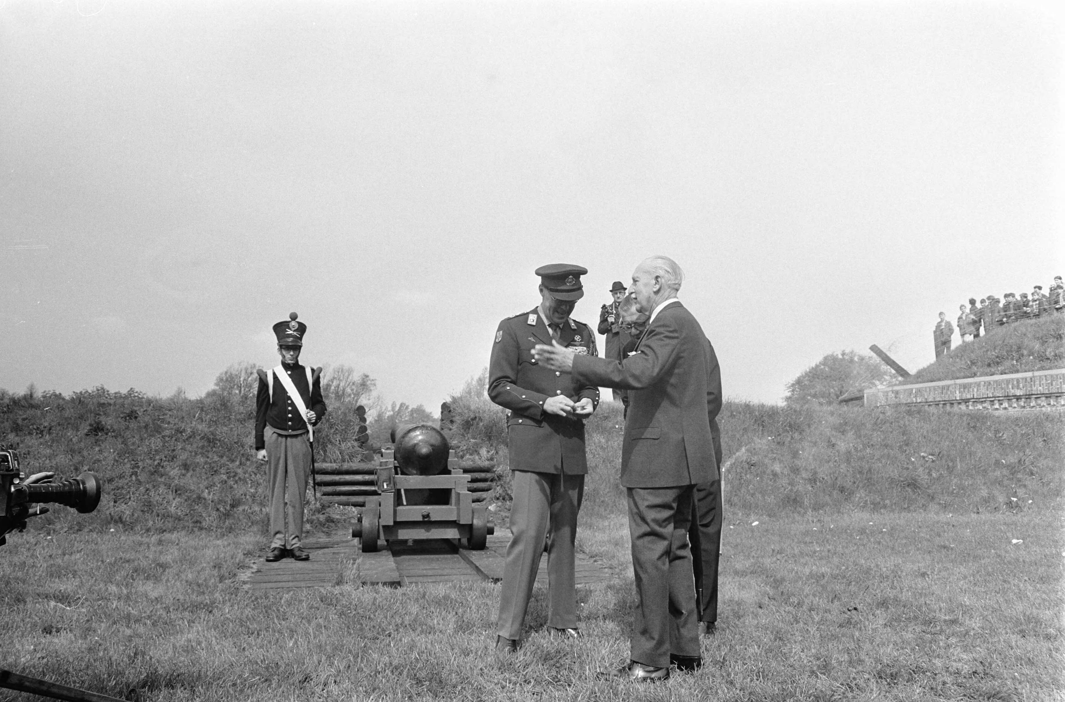 Fotocollectie Anefo — ZKH Prins Bernhard opent uitbreiding van het Vestingmuseum te Naarden Prins Bernhard steekt lontstok in een kanon — Foto: Evers, Joost / Anefo. Licentie: Set B: Rechtenvrij / Publiek Domein. Bron: Nationaal Archief. http://hdl.handle.net/10648/ab682d2a-d0b4-102d-bcf8-003048976d84