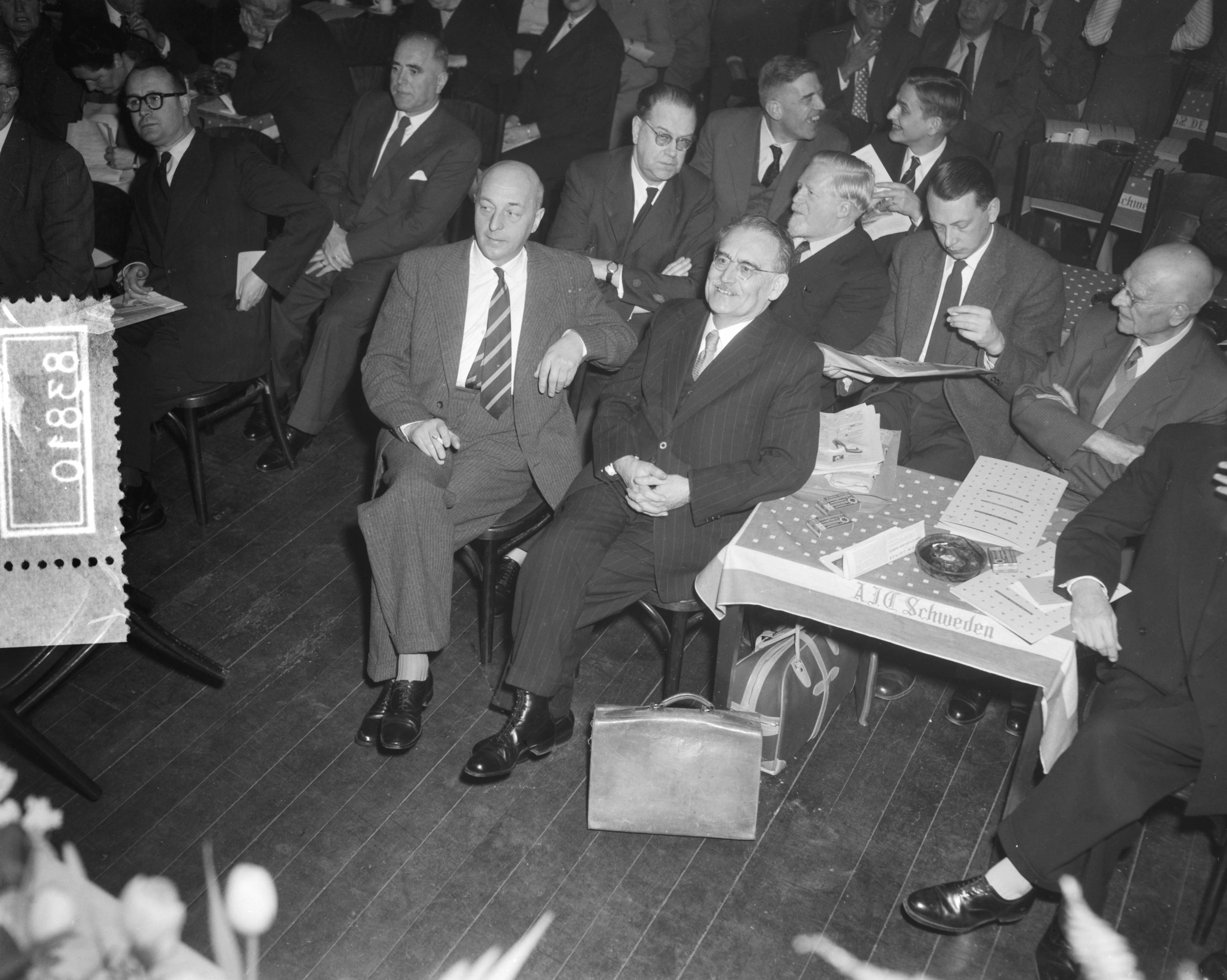 Fotocollectie Anefo — Congres van de Partij van de Arbeid in Den Haag in Den Haag. Vlnr. Mansholt, Drees, en achter hen de Zweedse premier Tage Erlander in gesprek met het Britse Lagerhuislid Sydney Silverman — Foto: Pot, Harry / Anefo. Licentie: Set B: Rechtenvrij / Publiek Domein. Bron: Nationaal Archief. http://hdl.handle.net/10648/ad7873c2-d0b4-102d-bcf8-003048976d84