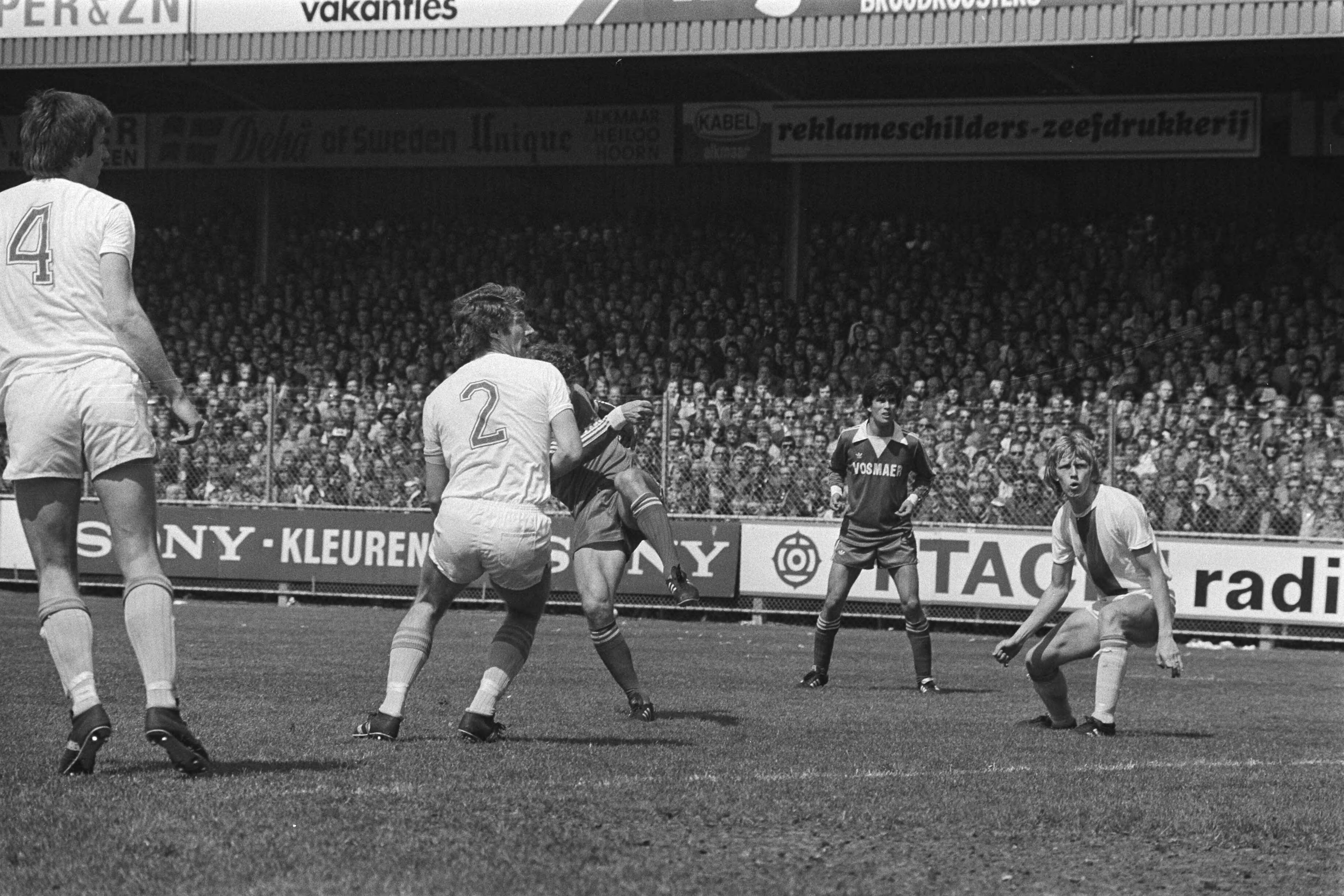 Fotocollectie Anefo — AZ67 tegen Den Haag 2-1, spelmomenten — Foto: Suyk, Koen / Anefo. Licentie: Set B: Rechtenvrij / Publiek Domein. Bron: Nationaal Archief. http://hdl.handle.net/10648/ac9be074-d0b4-102d-bcf8-003048976d84