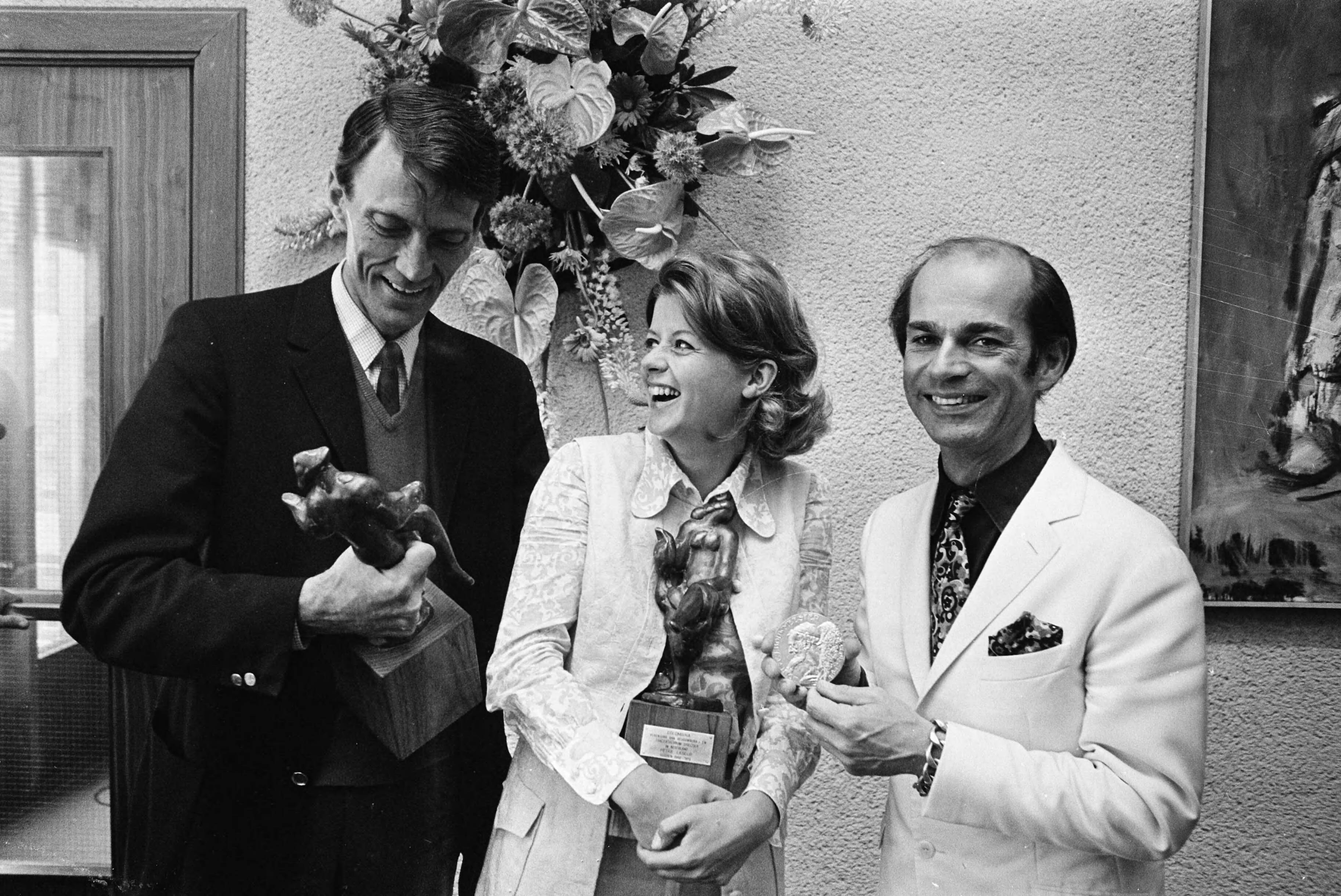 Fotocollectie Anefo — Jaarlijkse toneelprijzen uitgereikt in Stadsschouwburg, Breda: v.l.n.r Frans van der Lingen met de Arlecchino, Petra Laseur met de Colombina, Henk van Ulsen met & — Foto: Verhoeff, Bert / Anefo. Licentie: Set B: Rechtenvrij / Publiek Domein. Bron: Nationaal Archief. http://hdl.handle.net/10648/ab98ab62-d0b4-102d-bcf8-003048976d84