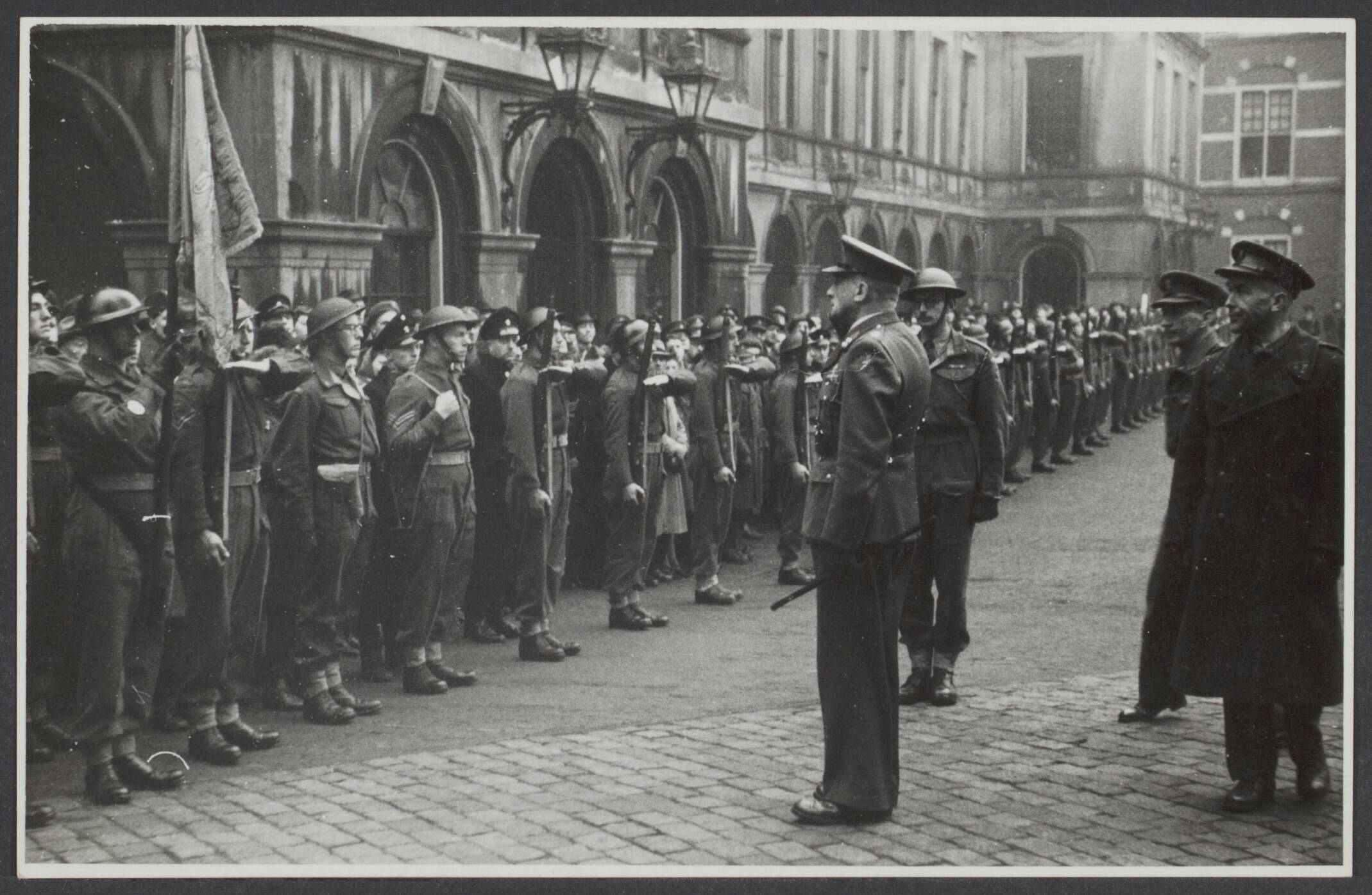 Bevrijding 's Gravenhage (Den Haag) — Luitenant-generaal baron Van Voorst tot Voorst groet de Koninklijke standaard [op het Binnenhof te Den Hag] — Foto: ABC Press Service / Rechtenvrij. Licentie: Set B: Rechtenvrij / Publiek Domein. Bron: Nationaal Archief. http://hdl.handle.net/10648/9dfac7ed-94ed-7d2d-d5dd-bf478c6251f8