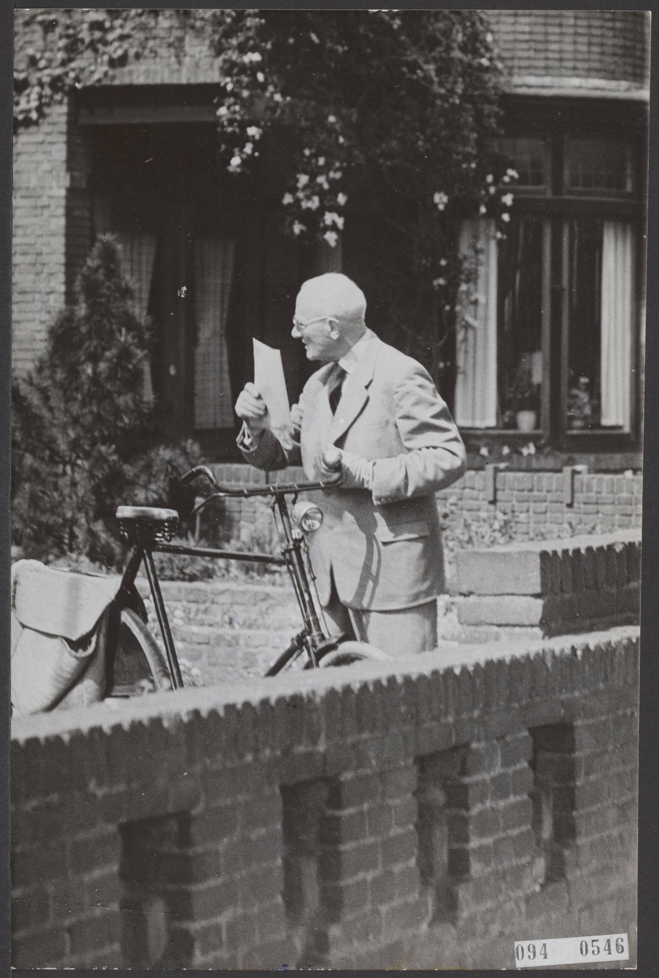 Fotocollectie Elsevier Binnenland — Operatie van de Friese Siamese tweeling te Leeuwarden. Dr. H.L. Straat, een der chirurgen. — Foto: Fotograaf Onbekend / Anefo. Licentie: Set B: Rechtenvrij / Publiek Domein. Bron: Nationaal Archief. http://hdl.handle.net/10648/ae2cd222-d0b4-102d-bcf8-003048976d84