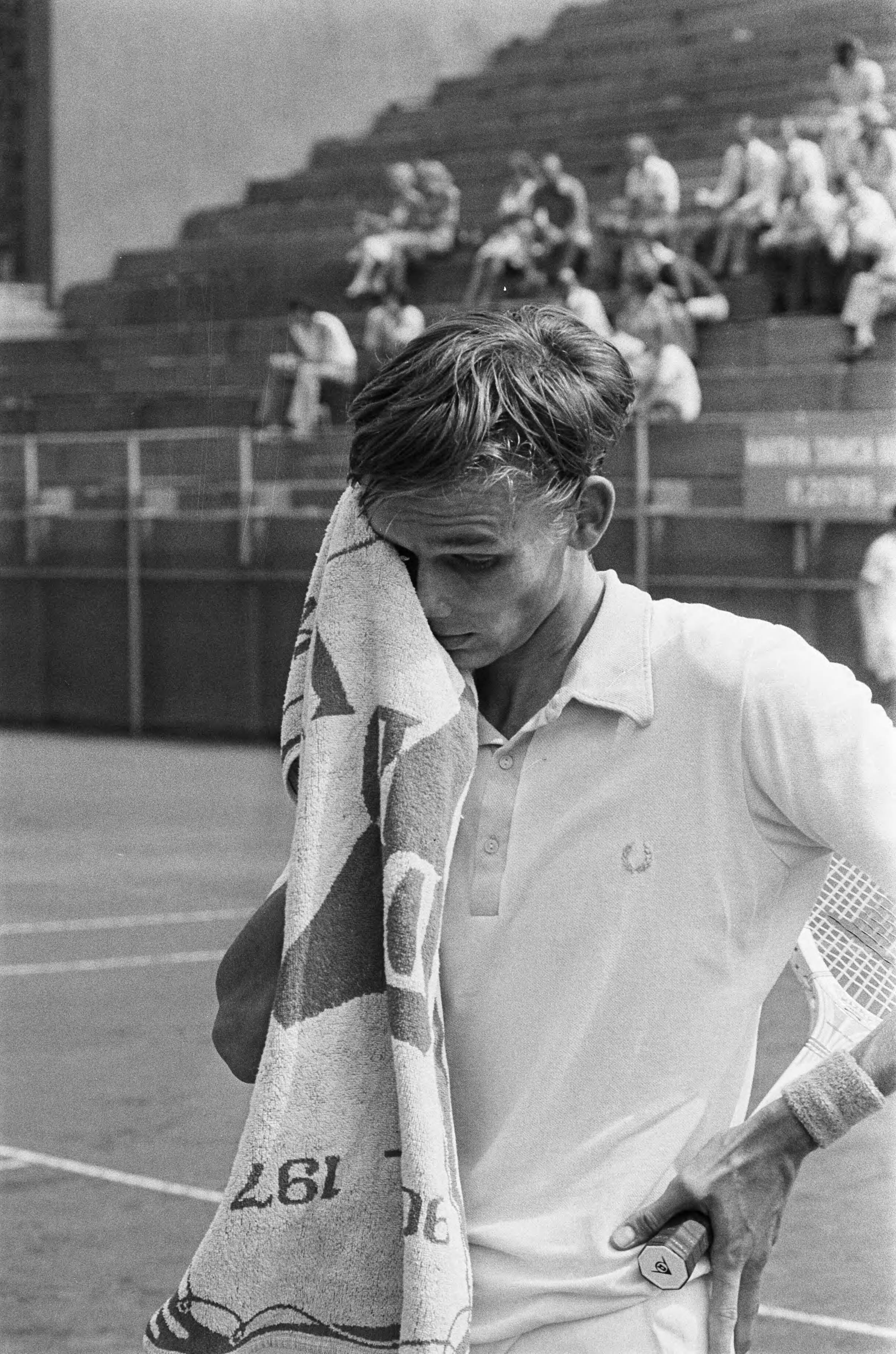 Nationale tenniskampioenschappen op de METS-tennisbanen 1975 — Sanders tijdens zijn wedstrijd — Foto: Mieremet, Rob / Anefo. Licentie: Set B: Rechtenvrij / Publiek Domein. Bron: Nationaal Archief. http://hdl.handle.net/10648/ac6f9c58-d0b4-102d-bcf8-003048976d84