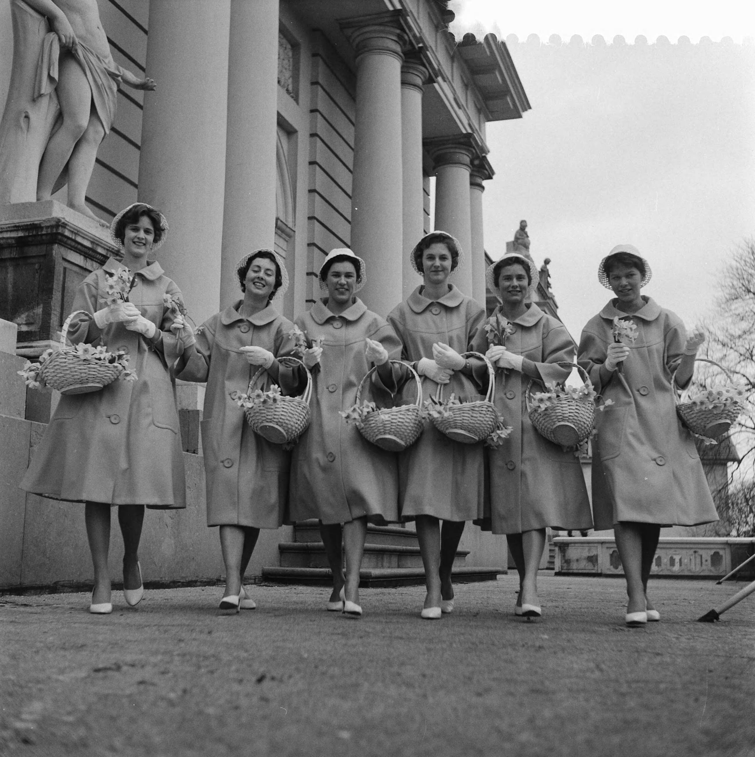 Fotocollectie Anefo — Nieuwe kostuums voor de Haarlemse bloemenmeisjes in 1960. De bloemenmeisjes in hun tomaatrode mantels — Foto: Pot, Harry / Anefo. Licentie: Set B: Rechtenvrij / Publiek Domein. Bron: Nationaal Archief. http://hdl.handle.net/10648/a9a91ad0-d0b4-102d-bcf8-003048976d84