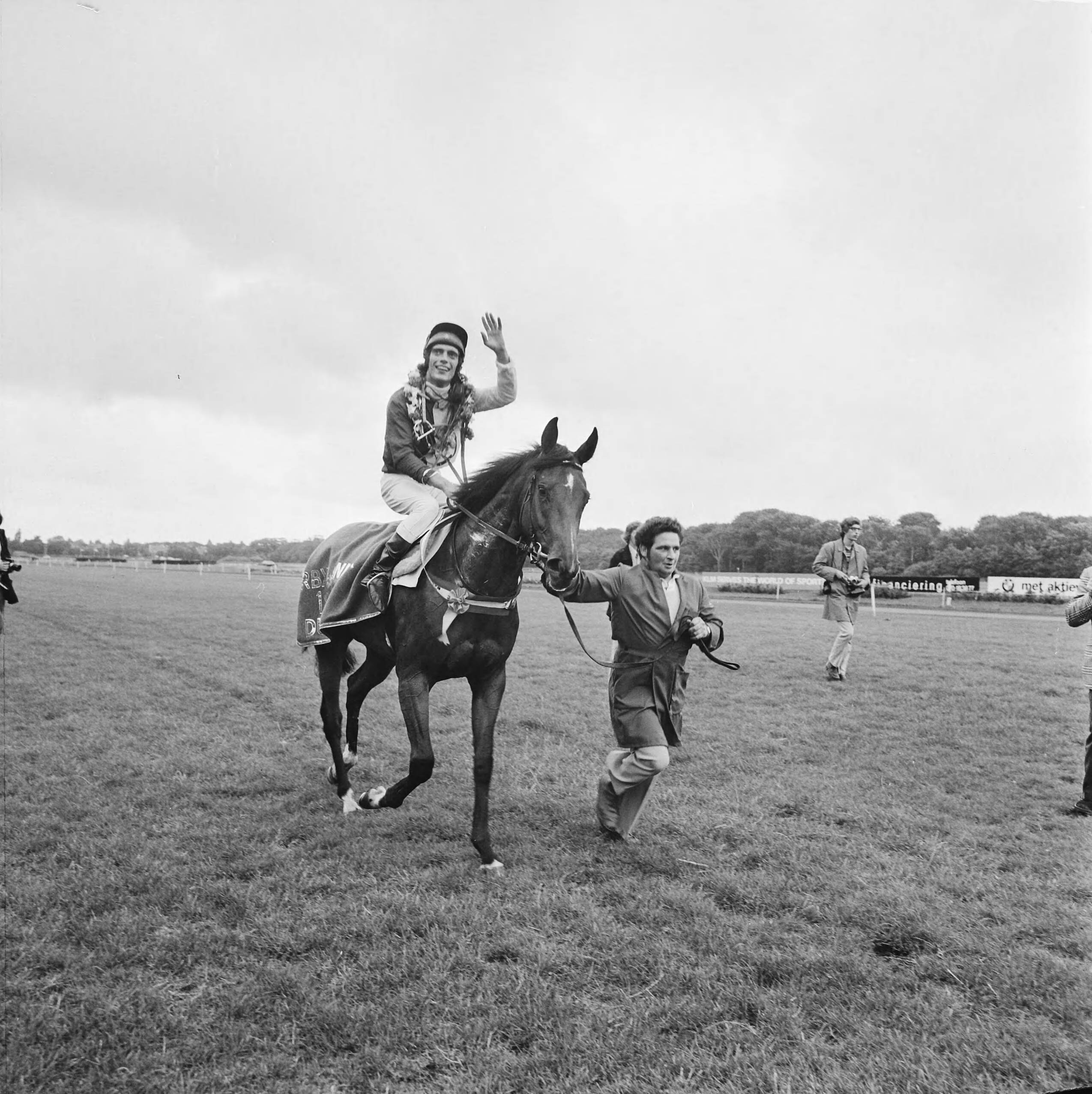 Fotocollectie Anefo — Derby op Duindigt, huldiging Queen of Roses S en berijdt R. Wetemans — Foto: Mieremet, Rob / Anefo. Licentie: Set B: Rechtenvrij / Publiek Domein. Bron: Nationaal Archief. http://hdl.handle.net/10648/ac3239bc-d0b4-102d-bcf8-003048976d84