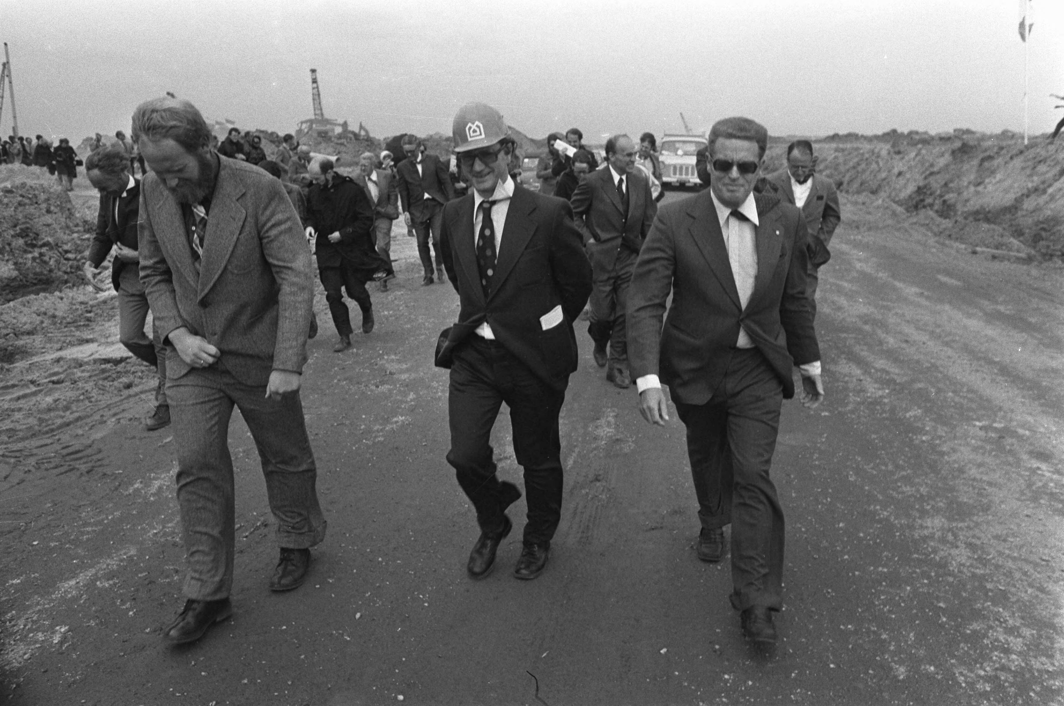 Fotocollectie Anefo — Eerste paal voor Almere, door minister Westerterp geslage rondwandeling over de nog kale vlakte — Foto: Verhoeff, Bert / Anefo. Licentie: Set B: Rechtenvrij / Publiek Domein. Bron: Nationaal Archief. http://hdl.handle.net/10648/ac7343d0-d0b4-102d-bcf8-003048976d84