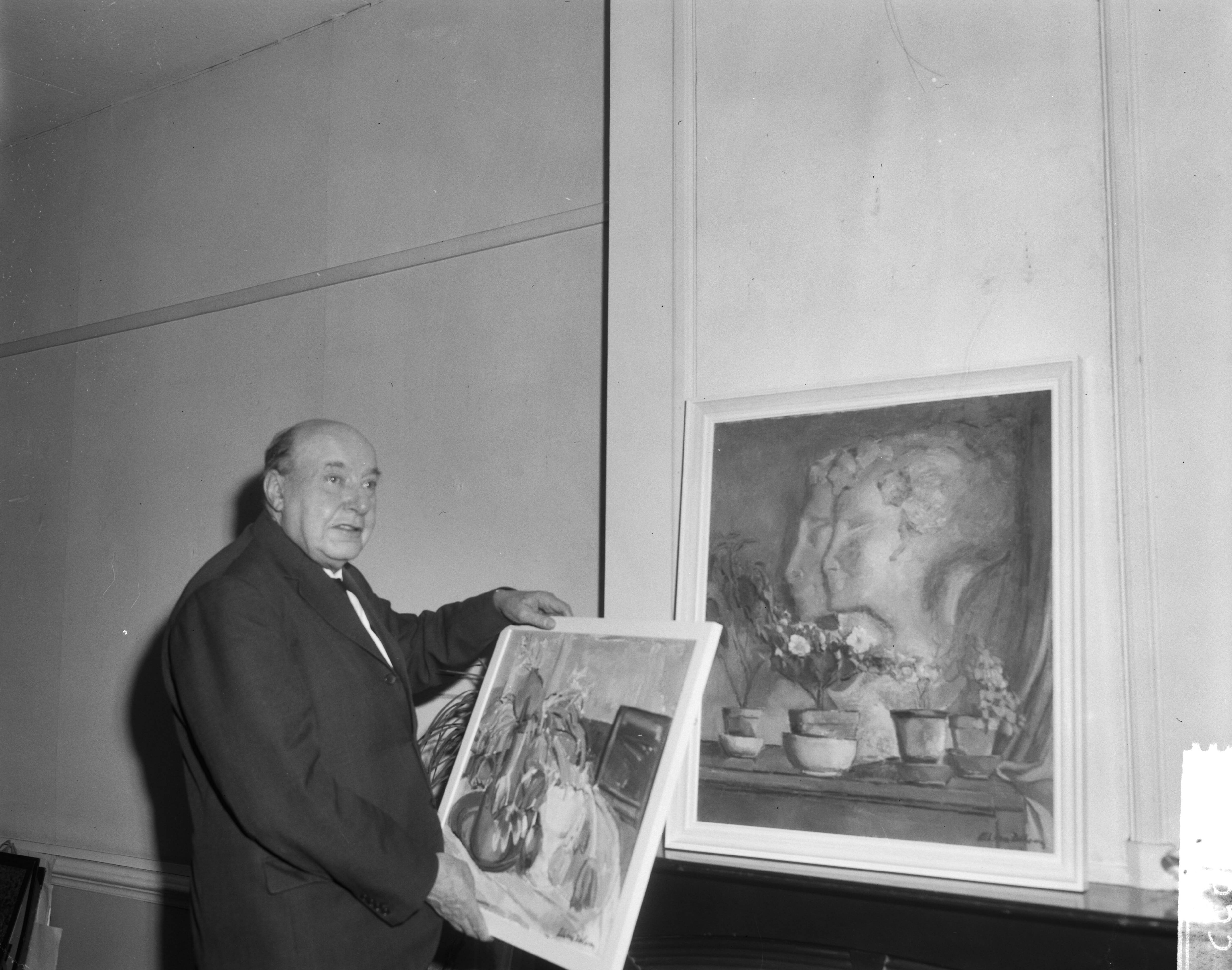 Fotocollectie Anefo — Schilderijenexpositie van acteur Albert van Dalsum in Den Haag, Van Dalsum aan het inrichten — Foto: Bilsen, Joop van / Anefo. Licentie: Set B: Rechtenvrij / Publiek Domein. Bron: Nationaal Archief. http://hdl.handle.net/10648/aa94a37e-d0b4-102d-bcf8-003048976d84