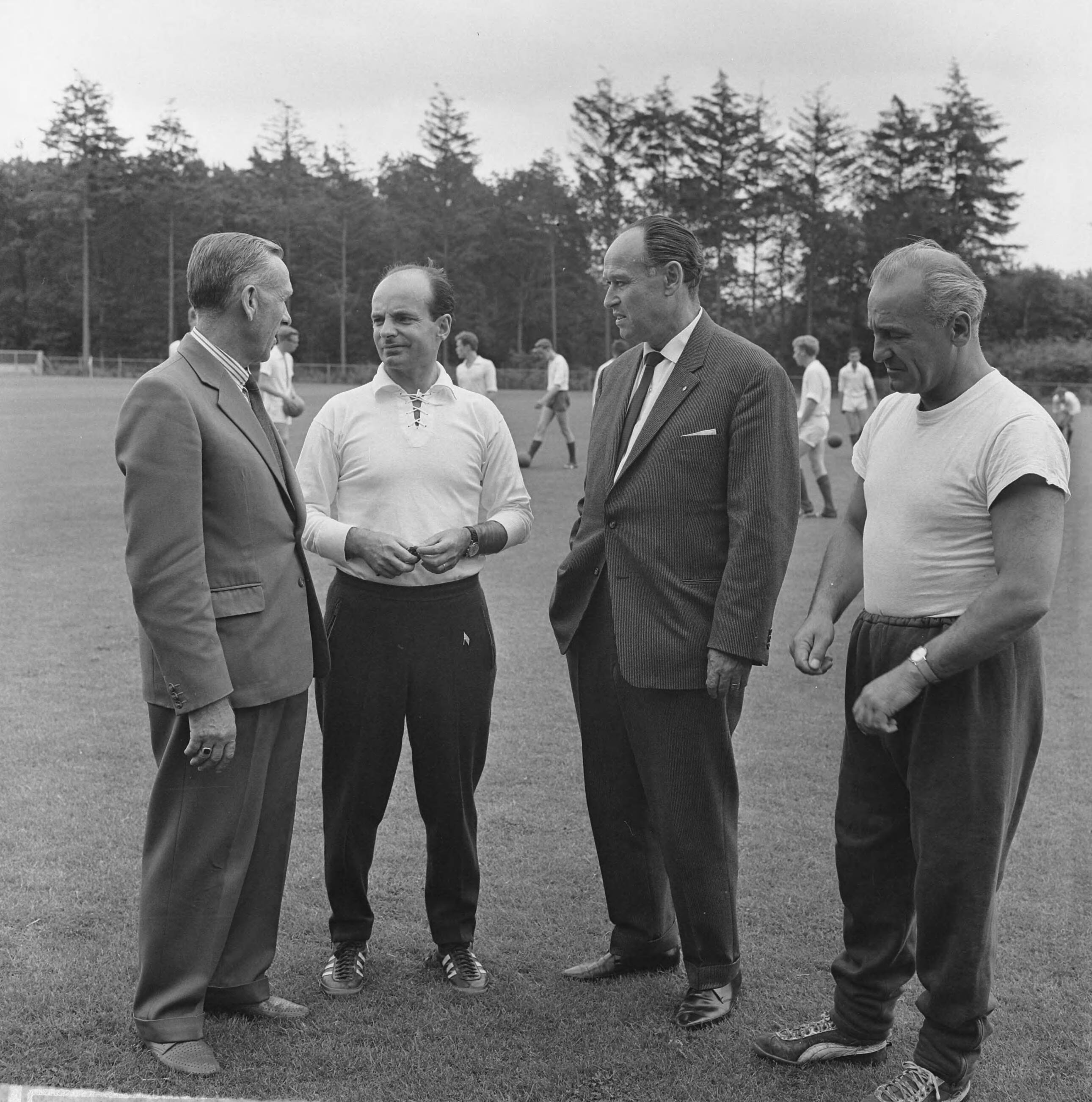 Fotocollectie Anefo — Trainers in trainingscentrum van de KNVB te Zeist. Enkele deelnemers, vlnr. Pepi Gruber (trainer Ajax), Dettmar Cramer (Westdeutscher Fußballverband (WDFV)), Elek Schwartz (Nederlands elftal) en Frans [tekst afgebroken] — Foto: Koch, Eric / Anefo. Licentie: Set B: Rechtenvrij / Publiek Domein. Bron: Nationaal Archief. http://hdl.handle.net/10648/aa3c14d4-d0b4-102d-bcf8-003048976d84