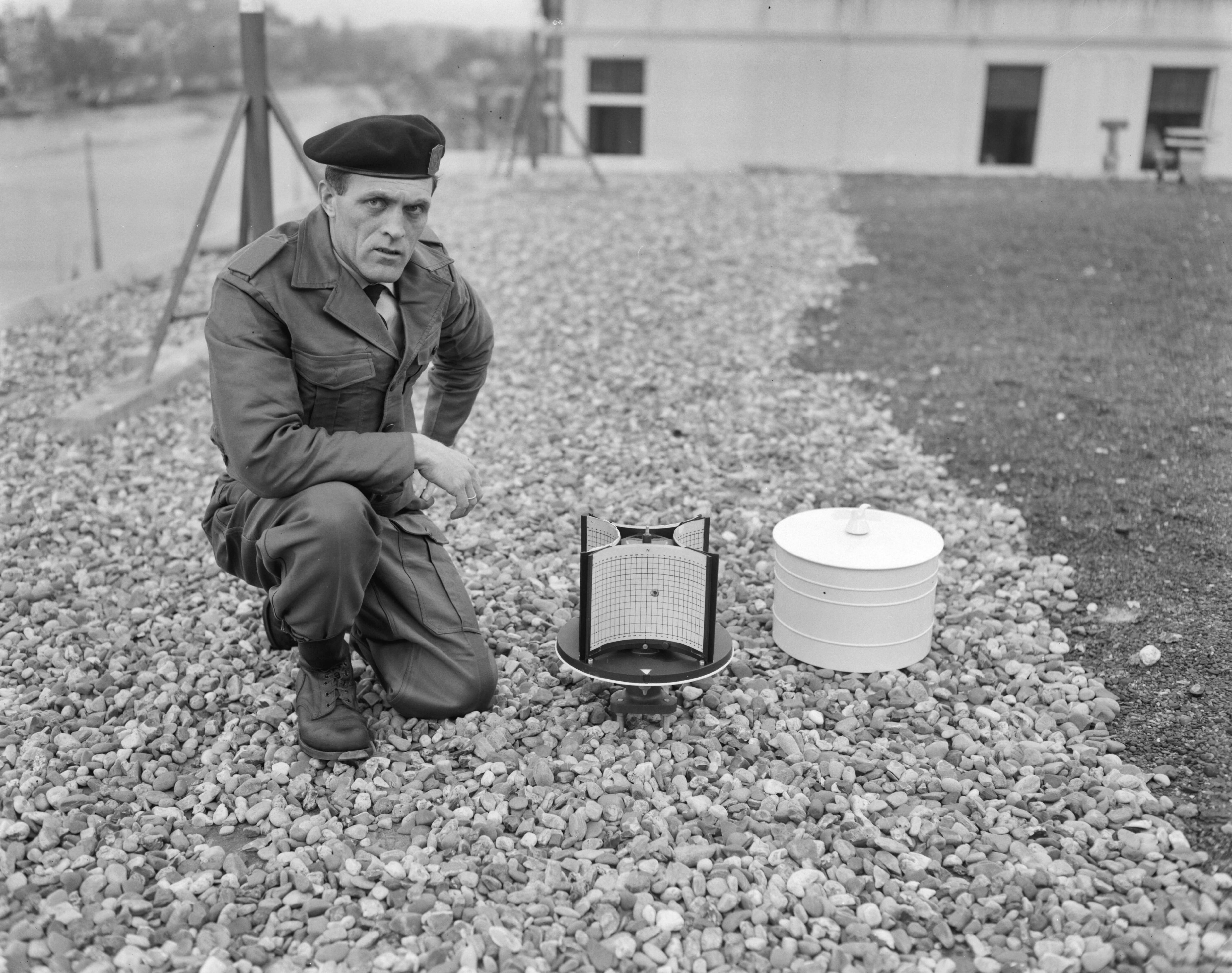 Fotocollectie Anefo — Actie B.B. (opdracht De Tijd) [plaatsen "grondnulpuntbepaler" en overdrukmeter, meetapparatuur voor het waarneemen van atoombomexplosies op het dak van het stadhuis van Aalsmeer door de ABC-dienst van de B.B.] — Foto: Bilsen, Joop van / Anefo. Licentie: Set B: Rechtenvrij / Publiek Domein. Bron: Nationaal Archief. http://hdl.handle.net/10648/a9fa43ec-d0b4-102d-bcf8-003048976d84