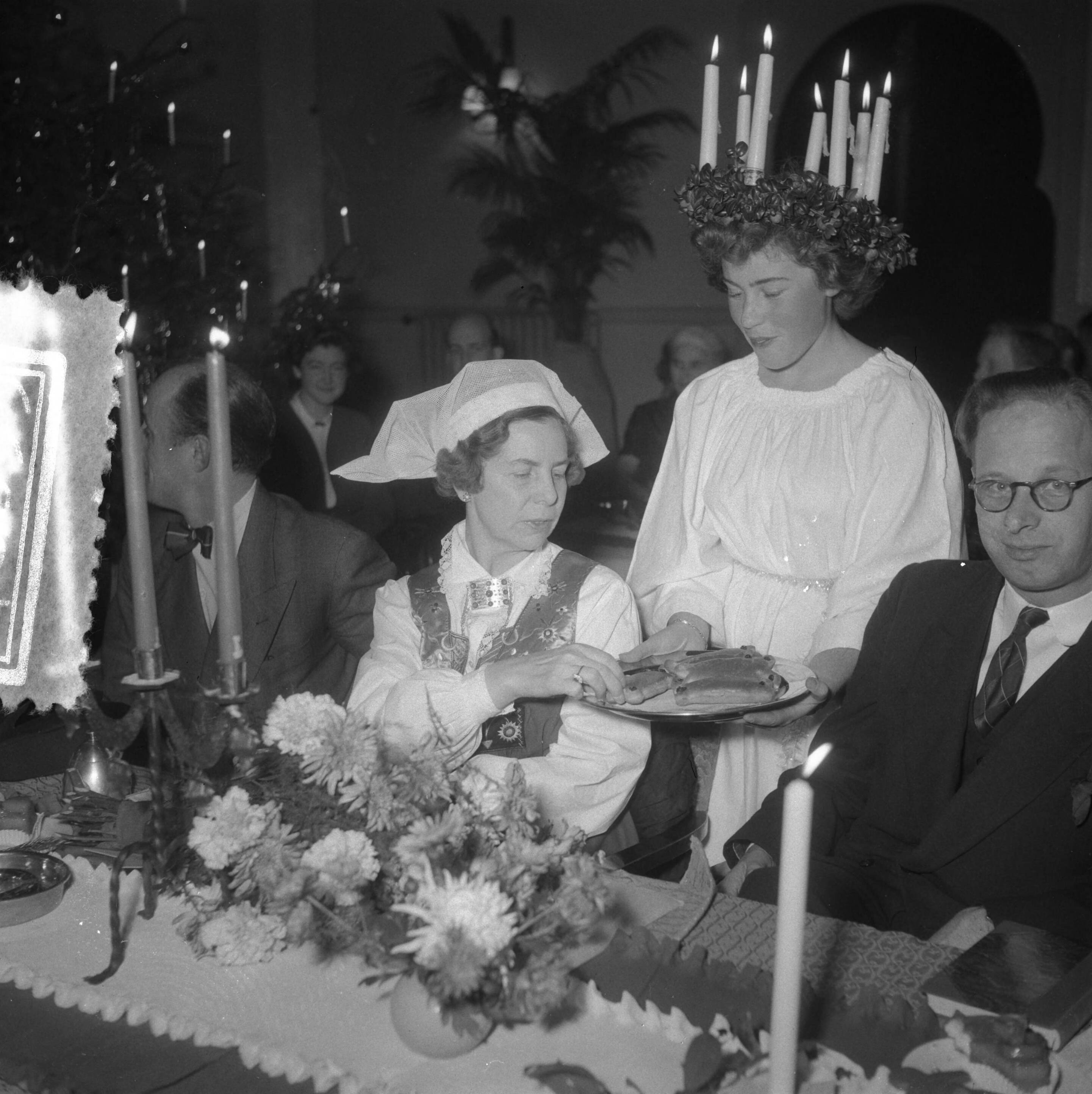 Sint Lucasfeest in de Zwitserse legatie te Den Haag — Foto: Noske, J.D. / Anefo. — Licentie: Set B: Rechtenvrij / Publiek Domein. Bron: Nationaal Archief. http://hdl.handle.net/10648/a8f30dbc-d0b4-102d-bcf8-003048976d84