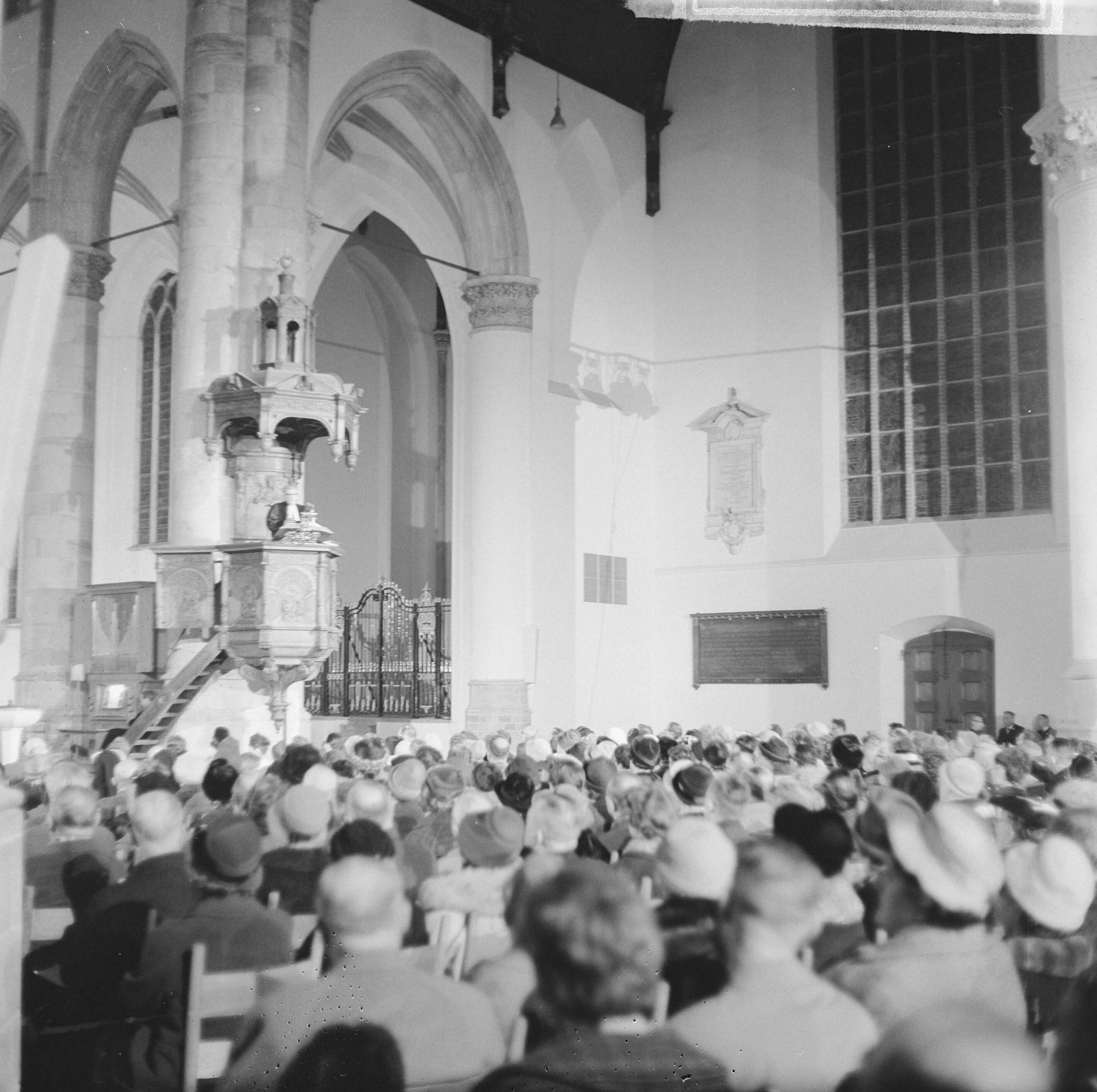 Fotocollectie Anefo — Interkerkelijke dienst te Den Haag, overzicht — Foto: Nijs, Jac. de / Anefo. Licentie: Set B: Rechtenvrij / Publiek Domein. Bron: Nationaal Archief. http://hdl.handle.net/10648/aa20b338-d0b4-102d-bcf8-003048976d84
