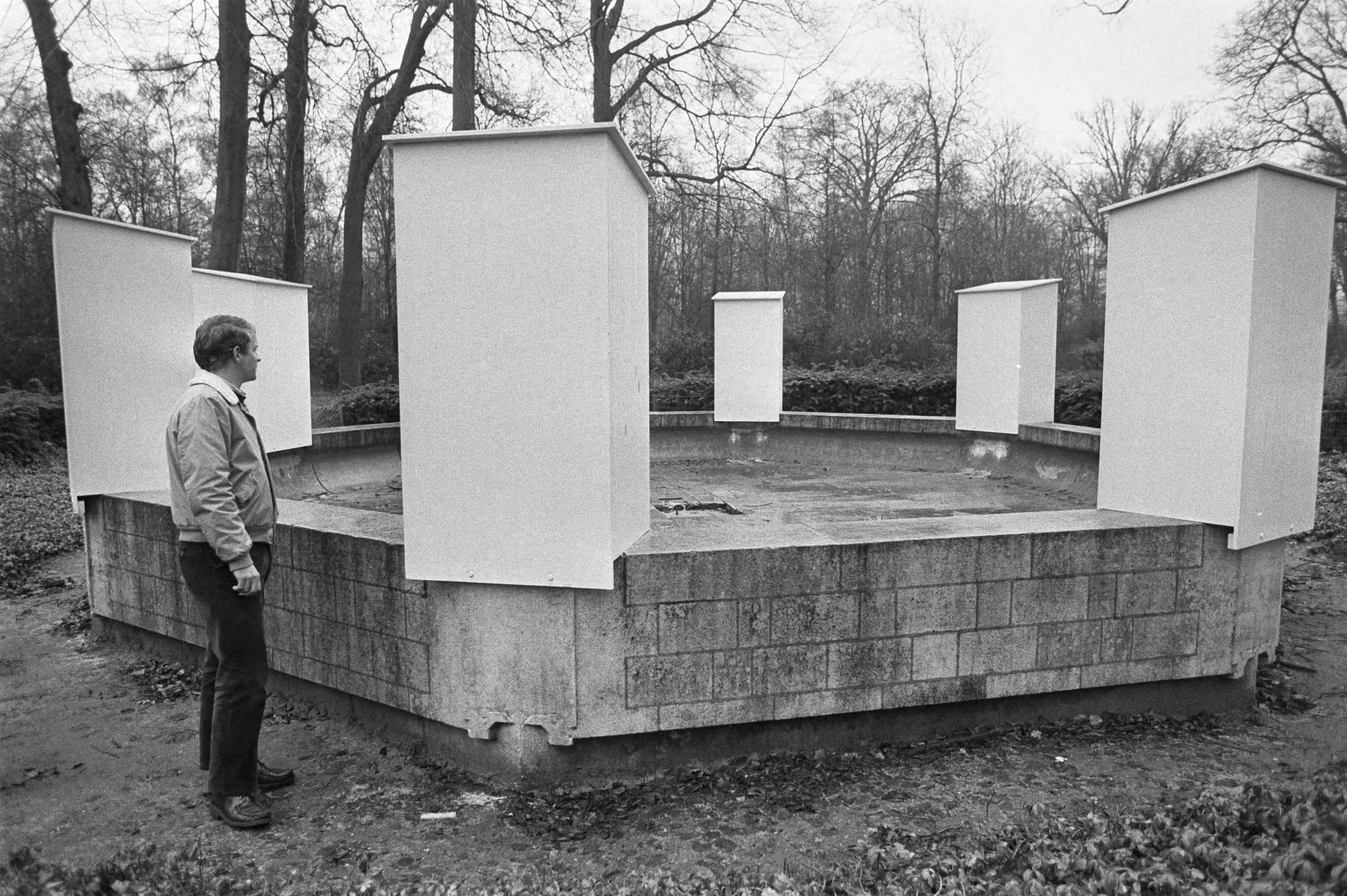 Hildebrand-monument van professor Bronner in Haarlem in kisten verpakt tegen de winter — Haarlem|Noord-Holland|monumenten — Foto: Dijk, Hans van / Anefo. Licentie: Set B: Rechtenvrij / Publiek Domein. Bron: Nationaal Archief. http://hdl.handle.net/10648/ad0aadce-d0b4-102d-bcf8-003048976d84