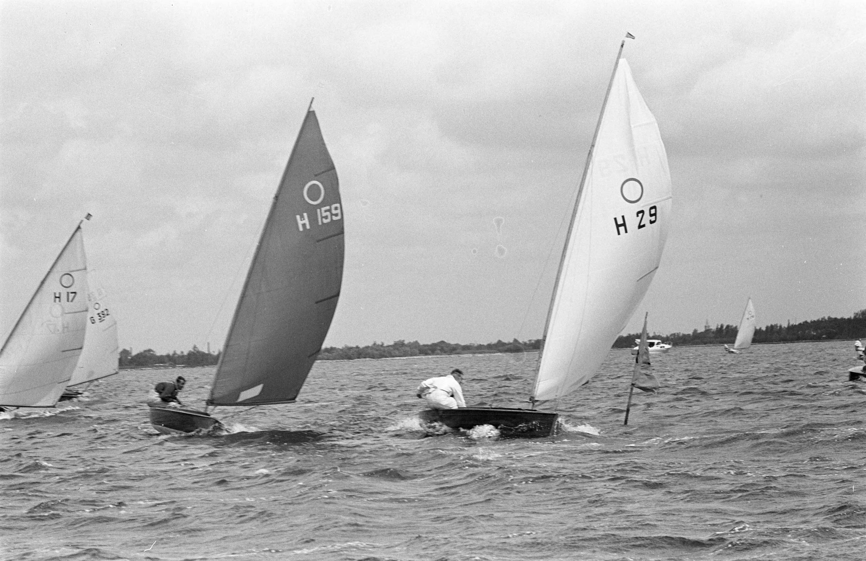 Fotocollectie Anefo — Europese Kampioenschappen Olympiajollen (O-Jol) op de Westeinderplassen — Foto: Bilsen, Joop van / Anefo. Licentie: Set B: Rechtenvrij / Publiek Domein. Bron: Nationaal Archief. http://hdl.handle.net/10648/aa0dd1a0-d0b4-102d-bcf8-003048976d84