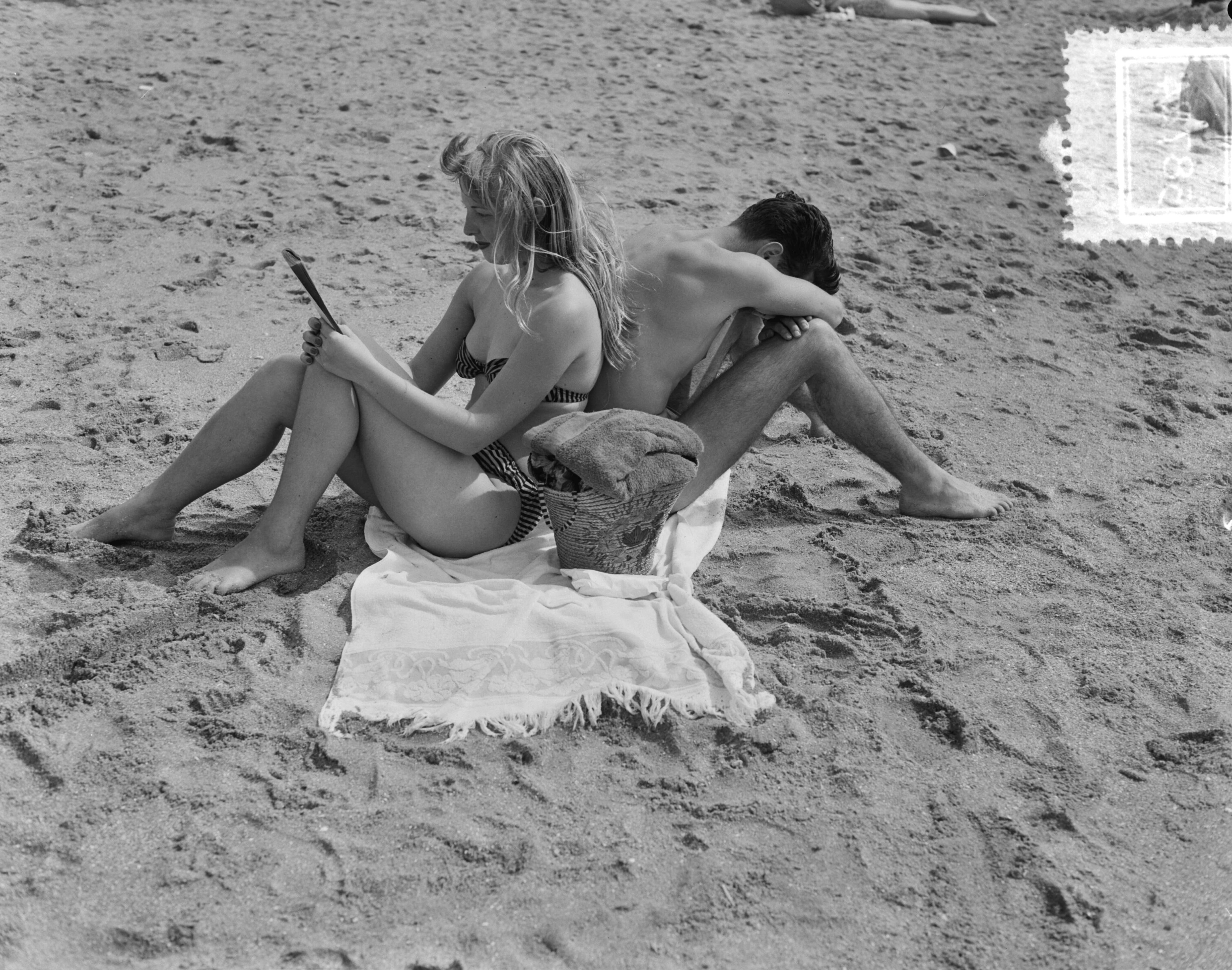 Fotocollectie Anefo — Hete dag aan het strand van Scheveningen. "Te warm voor de liefde" — Foto: Duinen, G.W. van / Anefo. Licentie: Set B: Rechtenvrij / Publiek Domein. Bron: Nationaal Archief. http://hdl.handle.net/10648/a910ec42-d0b4-102d-bcf8-003048976d84