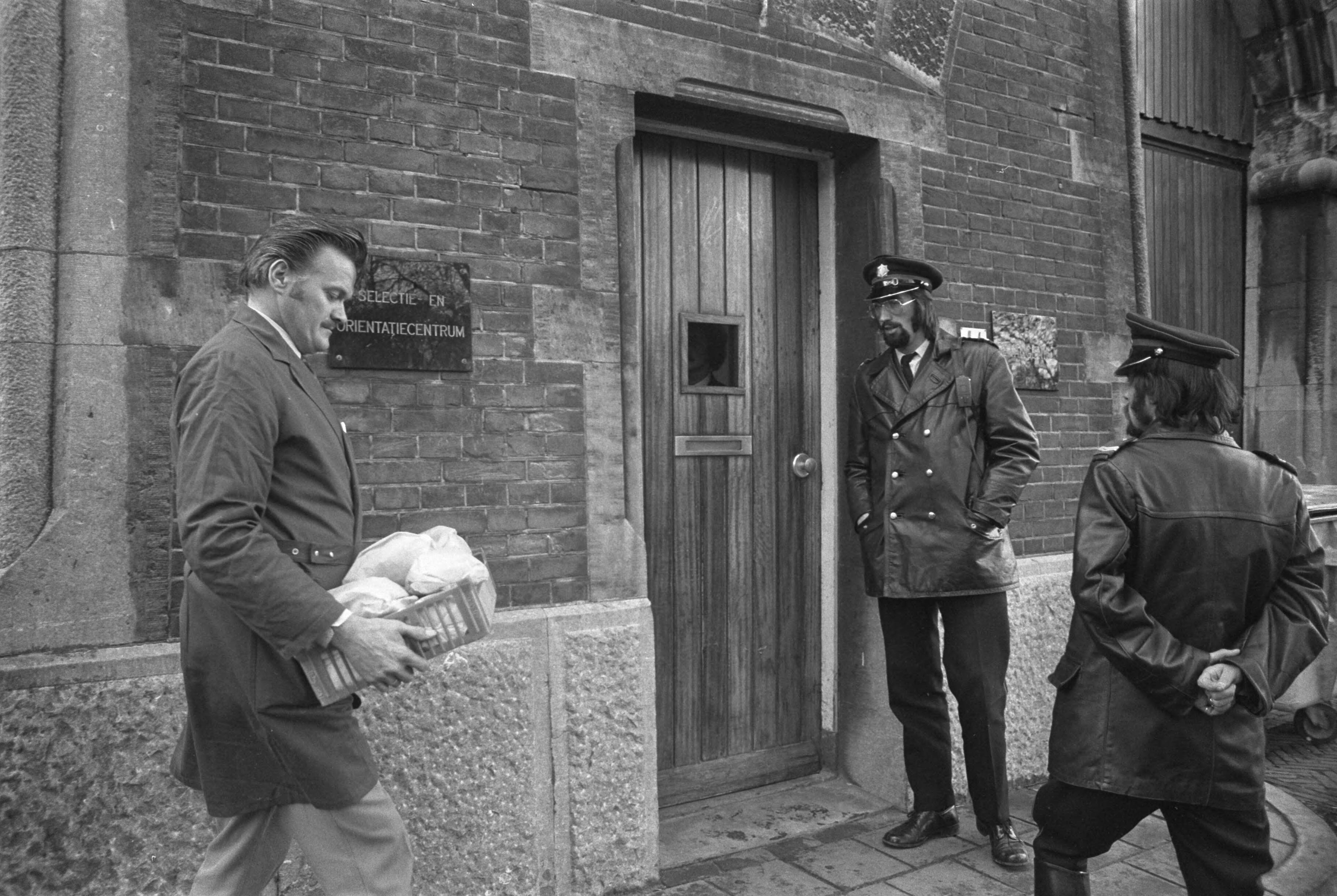 Fotocollectie Anefo — Gijzeling in gevangenis Scheveningen; perskamer met bord "Home for Christmas" — Foto: Peters, Hans / Anefo. Licentie: Set B: Rechtenvrij / Publiek Domein. Bron: Nationaal Archief. http://hdl.handle.net/10648/ac5923c4-d0b4-102d-bcf8-003048976d84