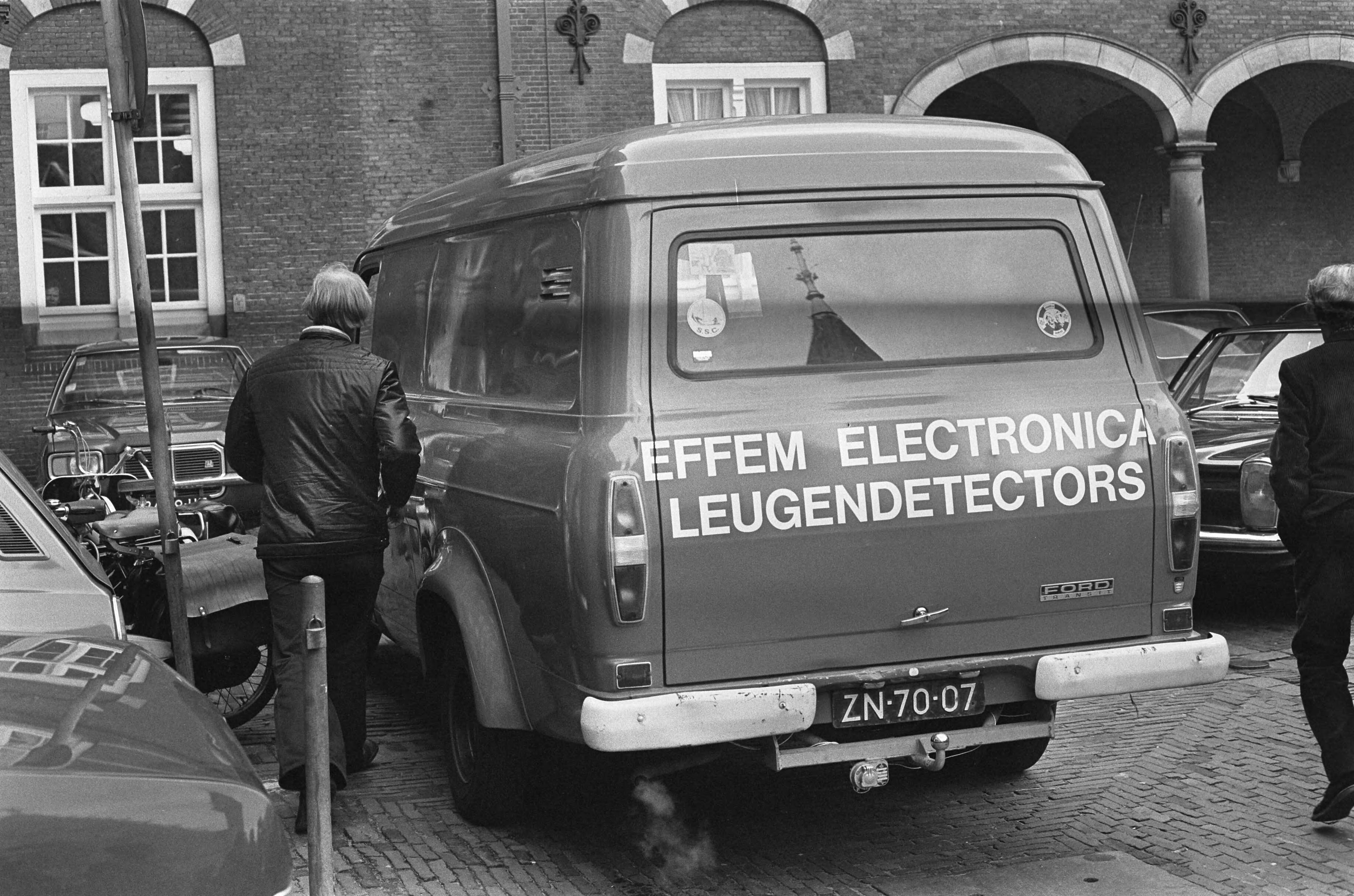 Fotocollectie Anefo — Auto met opschrift "Electronica, leugendetectors" op Binnenhof in Den Haag — Foto: Peters, Hans / Anefo. Licentie: Set B: Rechtenvrij / Publiek Domein. Bron: Nationaal Archief. http://hdl.handle.net/10648/ac57290c-d0b4-102d-bcf8-003048976d84