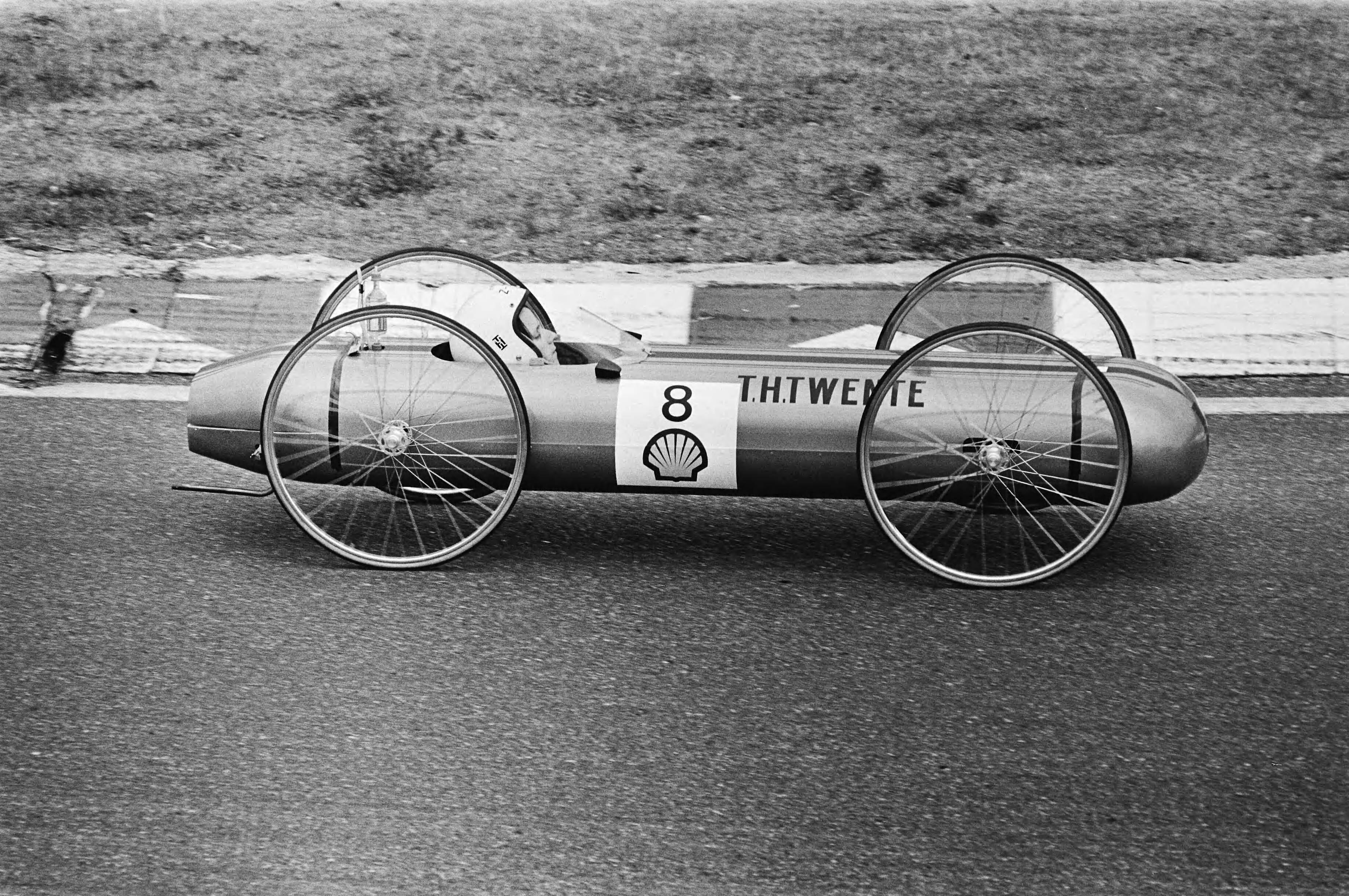 Fotocollectie Anefo — Shell zuinigheidsmarathon op circuit van Zandvoort; winnaar TH Twente in aktie — Foto: Bogaerts, Rob / Anefo. Licentie: Set B: Rechtenvrij / Publiek Domein. Bron: Nationaal Archief. http://hdl.handle.net/10648/ace2851a-d0b4-102d-bcf8-003048976d84
