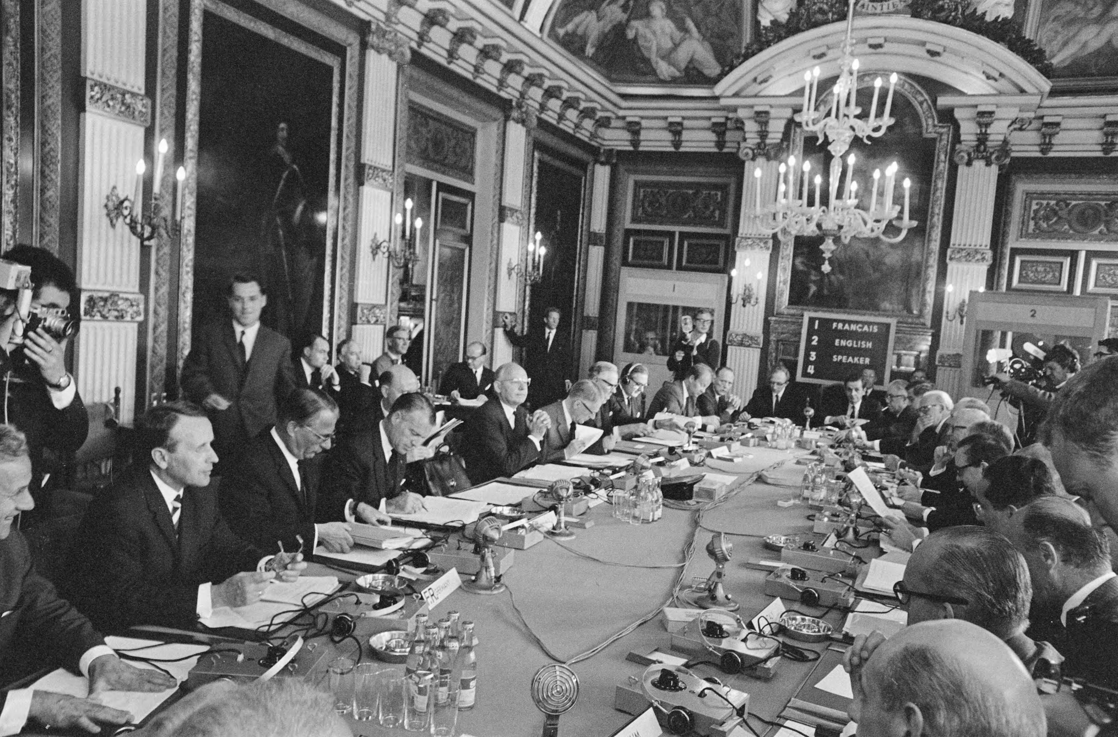 Fotocollectie Anefo — Groep van tien Ministers van Financien bijeen in Den Haag — Foto: Kroon, Ron / Anefo. Licentie: Set B: Rechtenvrij / Publiek Domein. Bron: Nationaal Archief. http://hdl.handle.net/10648/aaf40256-d0b4-102d-bcf8-003048976d84