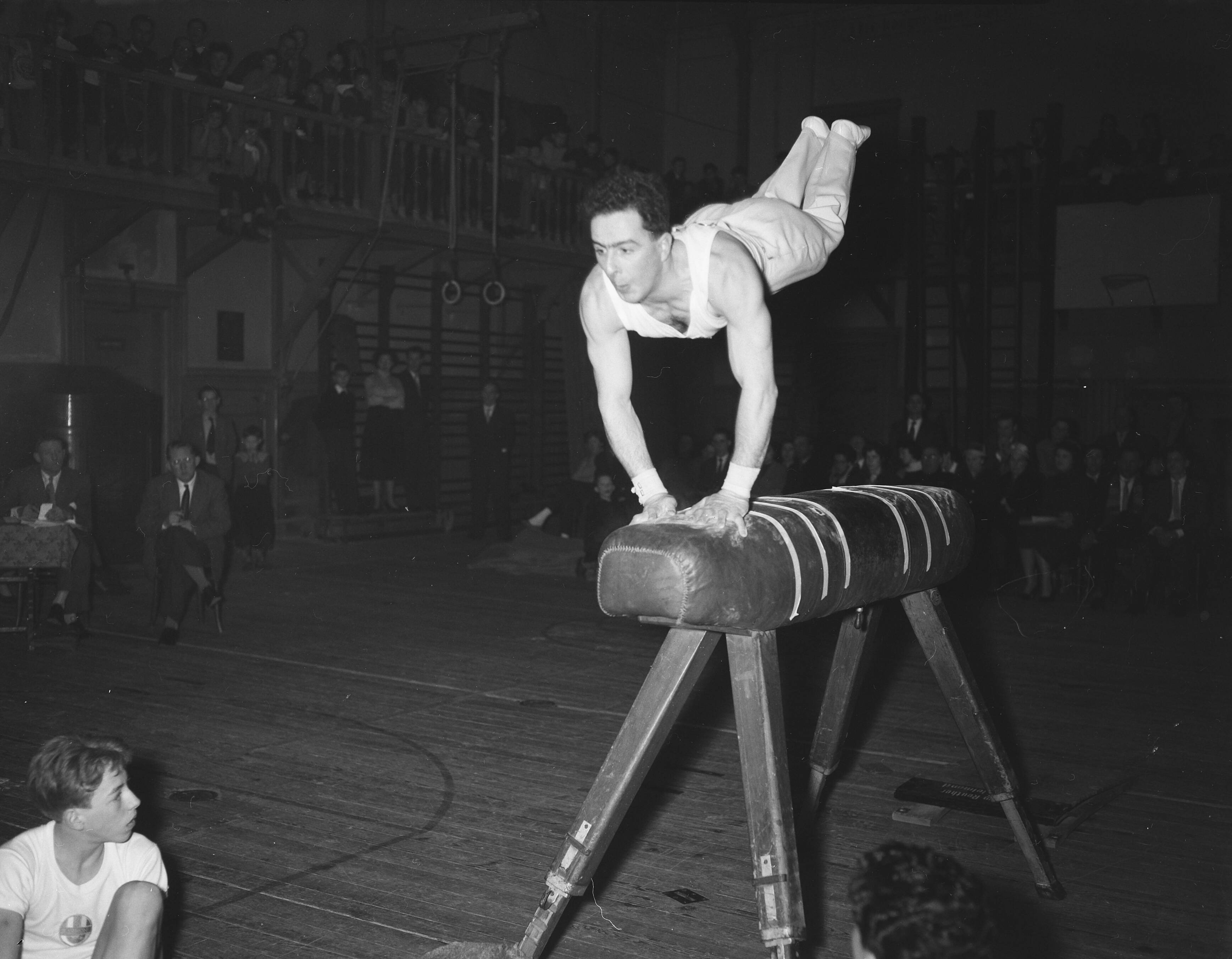 Fotocollectie Anefo — Stedenturnwedstrijd Amsterdam tegen Den Haag. J. Blits op paard — Foto: Rossem, Wim van / Anefo. Licentie: Set B: Rechtenvrij / Publiek Domein. Bron: Nationaal Archief. http://hdl.handle.net/10648/a955e536-d0b4-102d-bcf8-003048976d84