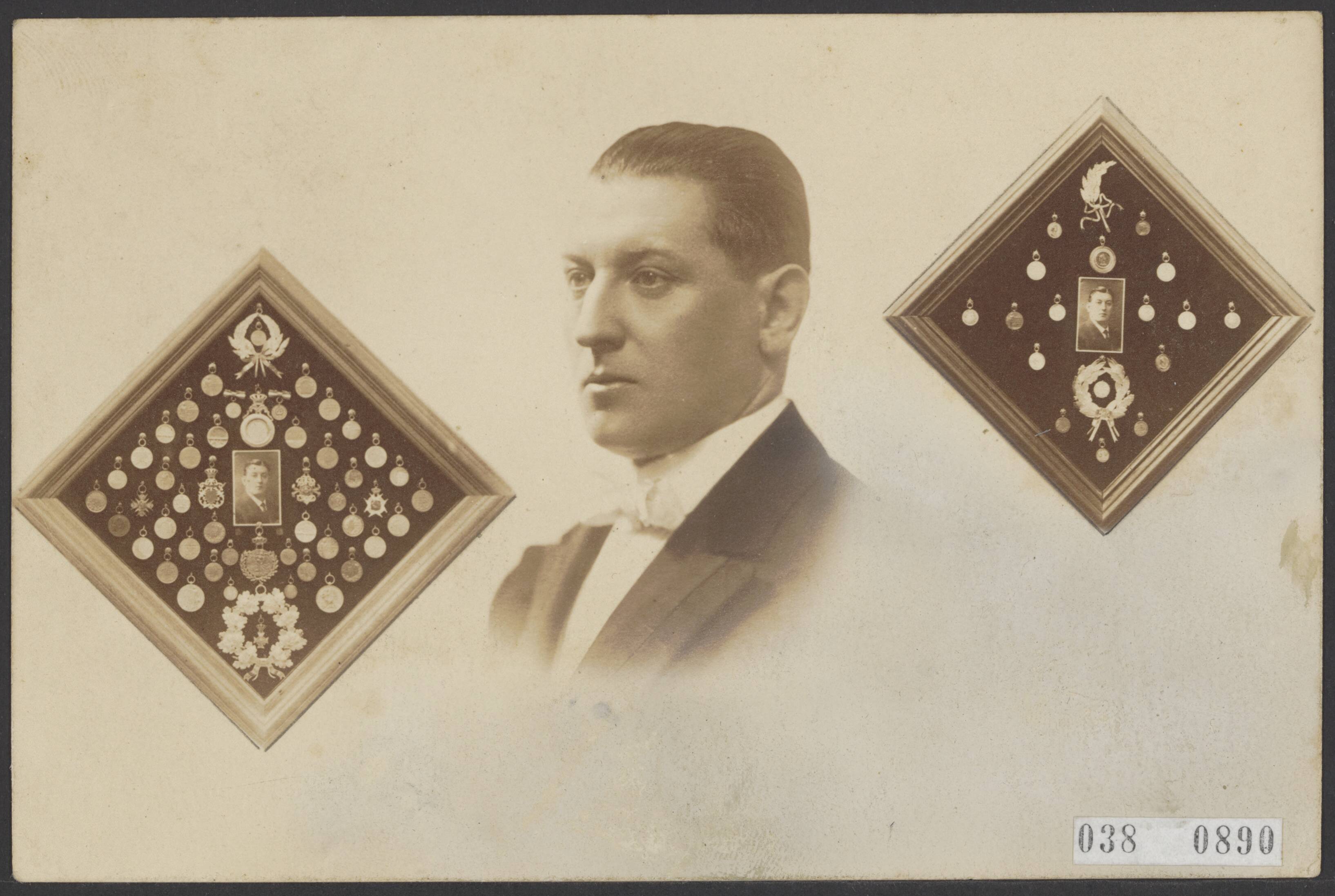Fotocollectie Elsevier Binnenland — Jos Ackermans, dilettant-humorist. Hij heeft in het geheel 156 bekroningen behaald, waaronder 60 eerste prijzen. Hij woont Kleine Gracht 34 te Maastricht — Foto: Atelier "Lux" (Maastricht). Licentie: Set B: Rechtenvrij / Publiek Domein. Bron: Nationaal Archief. http://hdl.handle.net/10648/adf2c35c-d0b4-102d-bcf8-003048976d84