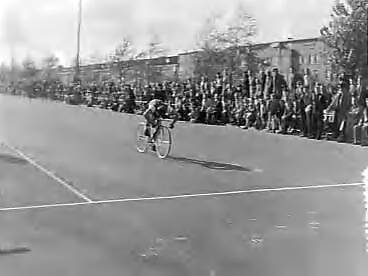 Fotocollectie Anefo — Wielrennen. Nederlandse sprintkampioenschappen, 300 meter sprint op de weg te Den Haag. Kampioen werd de 18-jarige Dick Verdoorn uit Rotterdam, hier tijdens finish — Foto: Noske, J.D. / Anefo. Licentie: Set B: Rechtenvrij / Publiek Domein. Bron: Nationaal Archief. http://hdl.handle.net/10648/a94853da-d0b4-102d-bcf8-003048976d84