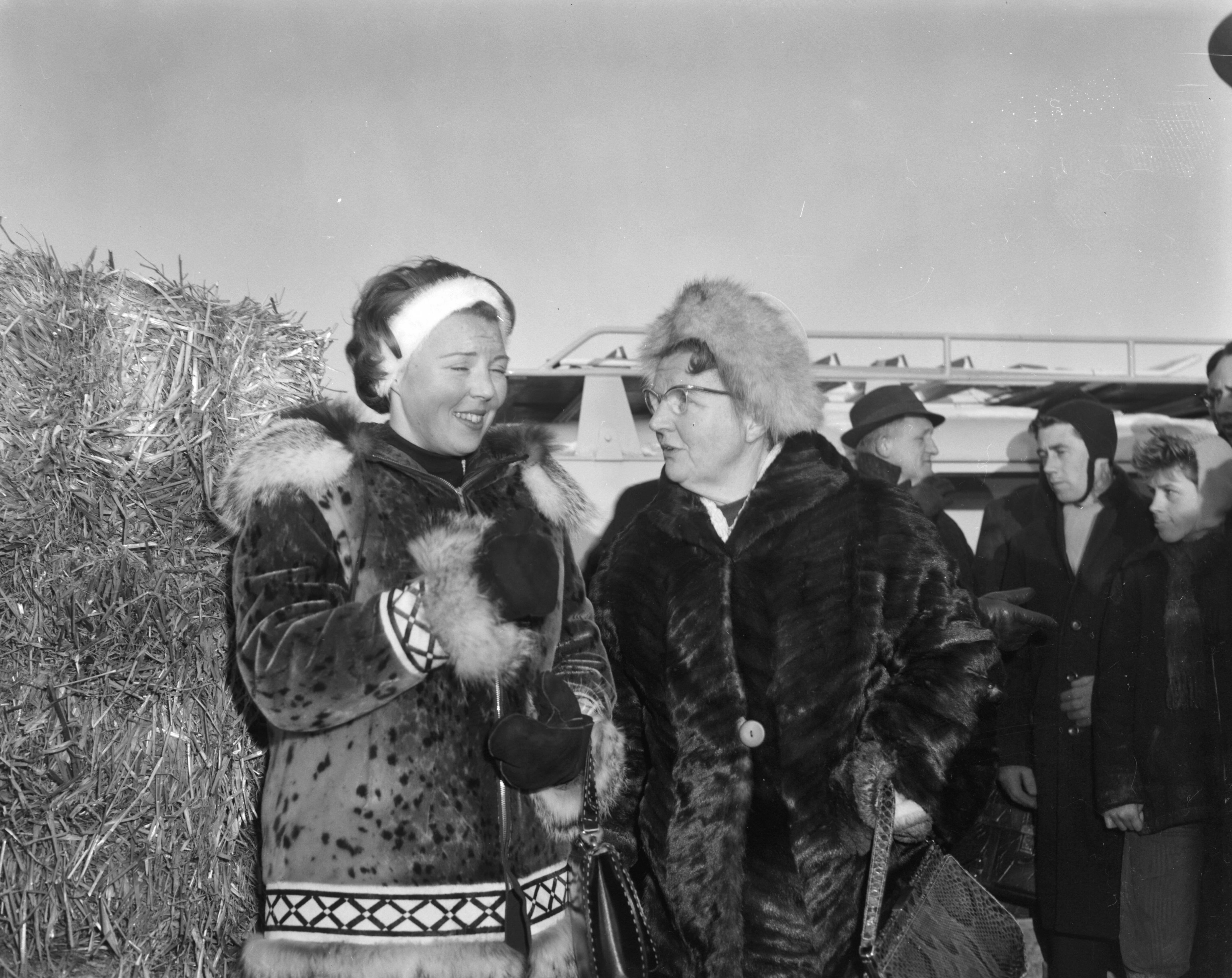 Fotocollectie Anefo — Elfstedentocht 1963. koningin Juliana en orinses Beatrix bij de finish in Leeuwarden — Foto: Bilsen, Joop van / Anefo. Licentie: Set B: Rechtenvrij / Publiek Domein. Bron: Nationaal Archief. http://hdl.handle.net/10648/aa2680f6-d0b4-102d-bcf8-003048976d84