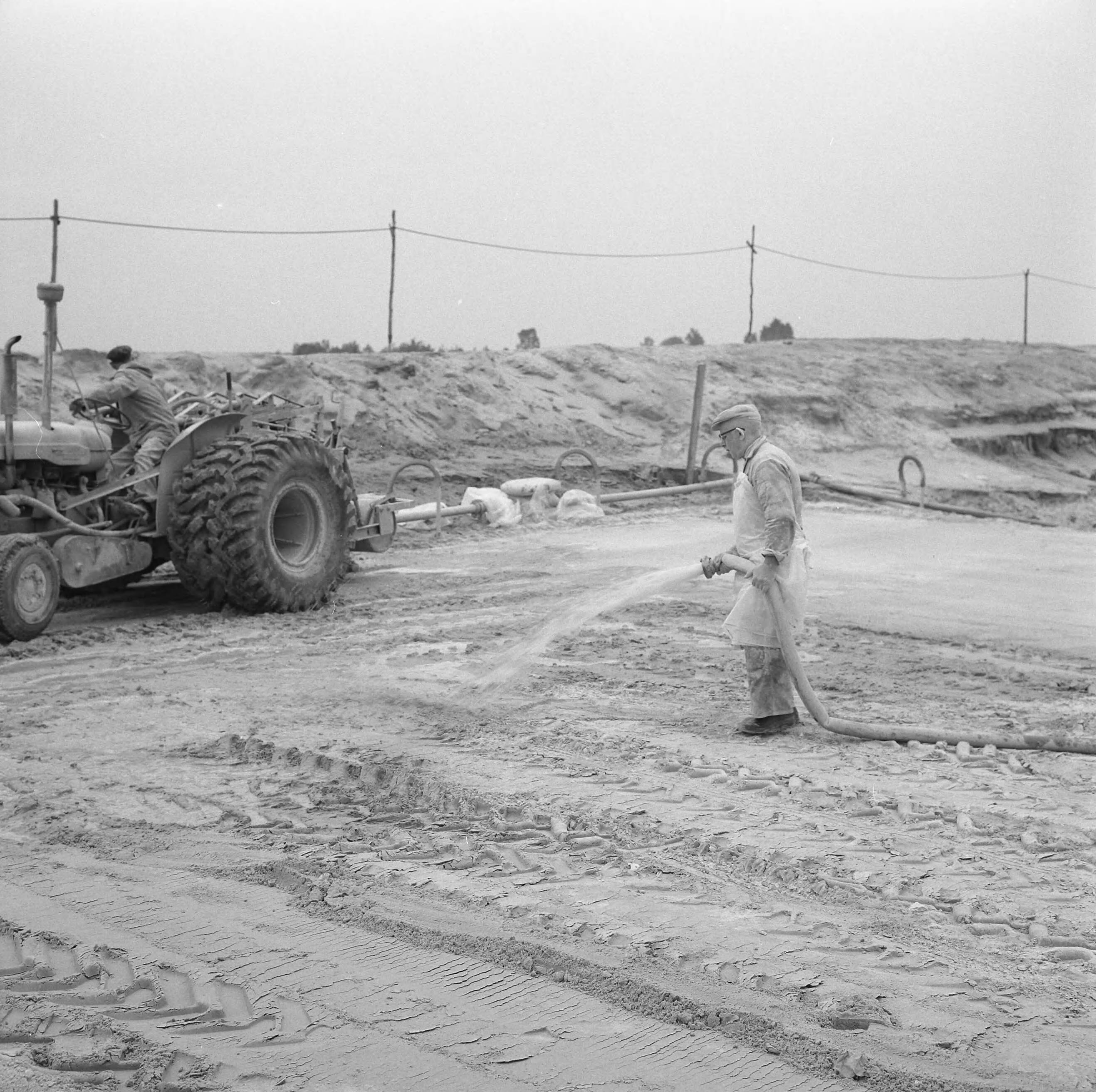 Fotocollectie Nederlandse Heidemaatschappij — Strandbad "Beekse Bergen". Na de eerste gang wordt het tekort van water toegevoegd — Foto: Wüllschleger, [...] / Heidemij. Licentie: Set B: Rechtenvrij / Publiek Domein. Bron: Nationaal Archief. http://hdl.handle.net/10648/ae851946-d0b4-102d-bcf8-003048976d84