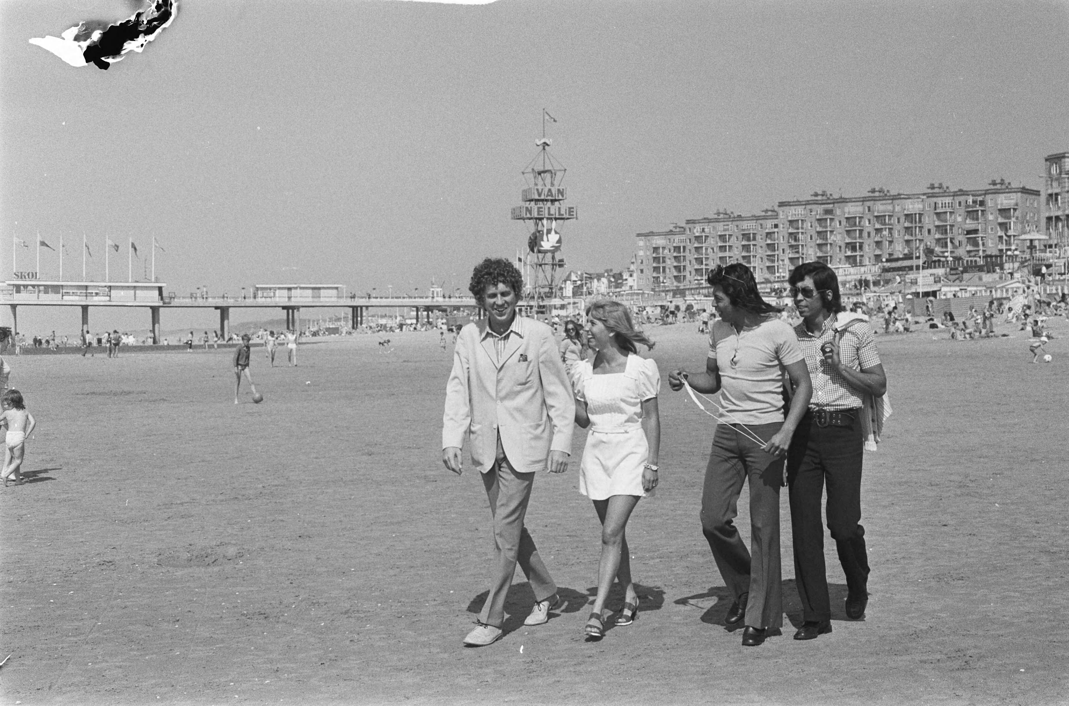 Fotocollectie Anefo — Seth Gaaikema, Willeke Alberti en The Blue Diamonds op strand Scheveningen — Foto: Verhoeff, Bert / Anefo. Licentie: Set B: Rechtenvrij / Publiek Domein. Bron: Nationaal Archief. http://hdl.handle.net/10648/abc4f88e-d0b4-102d-bcf8-003048976d84