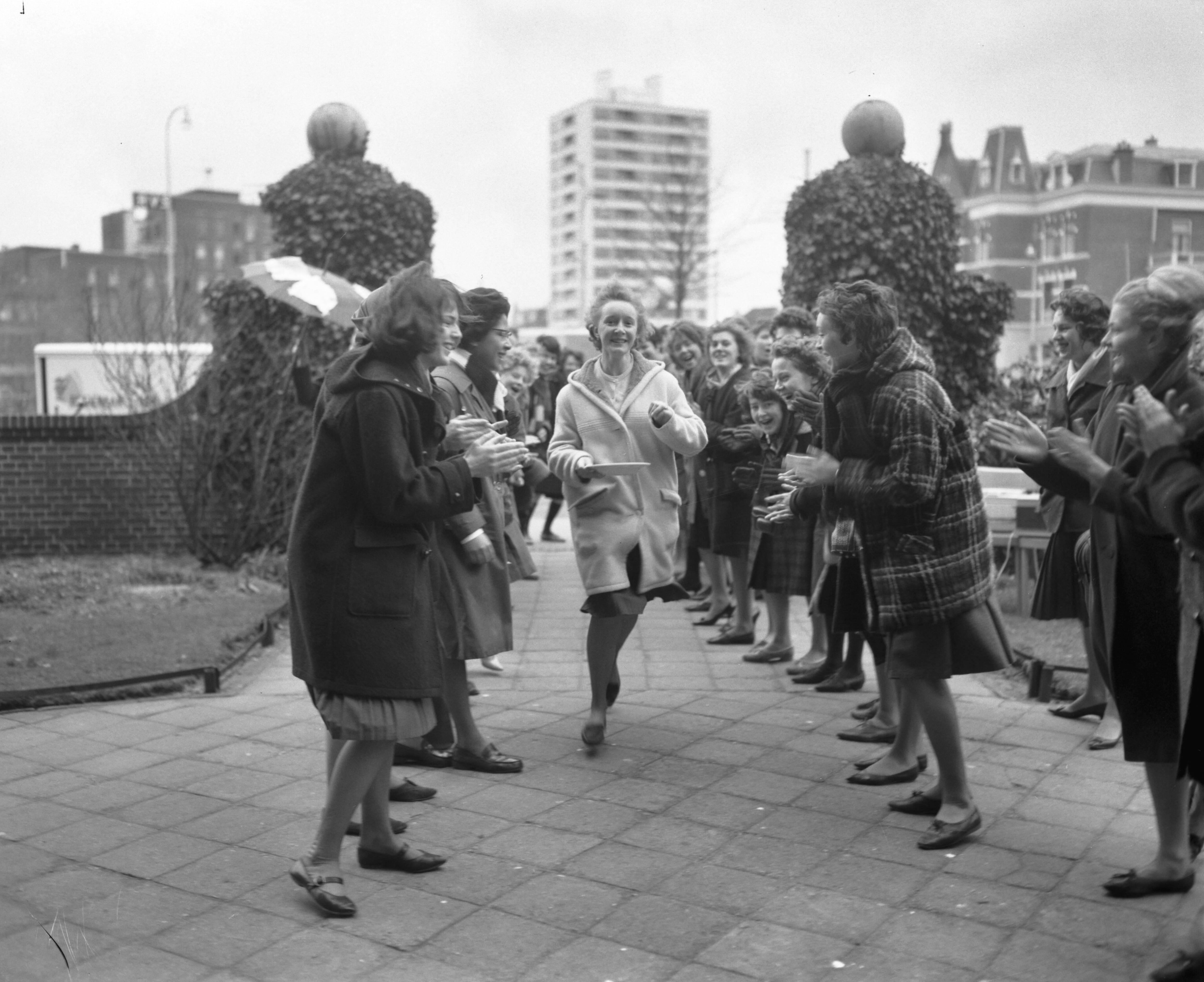 Fotocollectie Anefo — Pannekoeken tijdrace t.g.v. 25 jarig bestaan van de leerlingen-vereniging "Vesta" van de Christelijke Huishoudschool te Den Haag — Foto: Bilsen, Joop van / Anefo. Licentie: Set B: Rechtenvrij / Publiek Domein. Bron: Nationaal Archief. http://hdl.handle.net/10648/a9feb6e8-d0b4-102d-bcf8-003048976d84