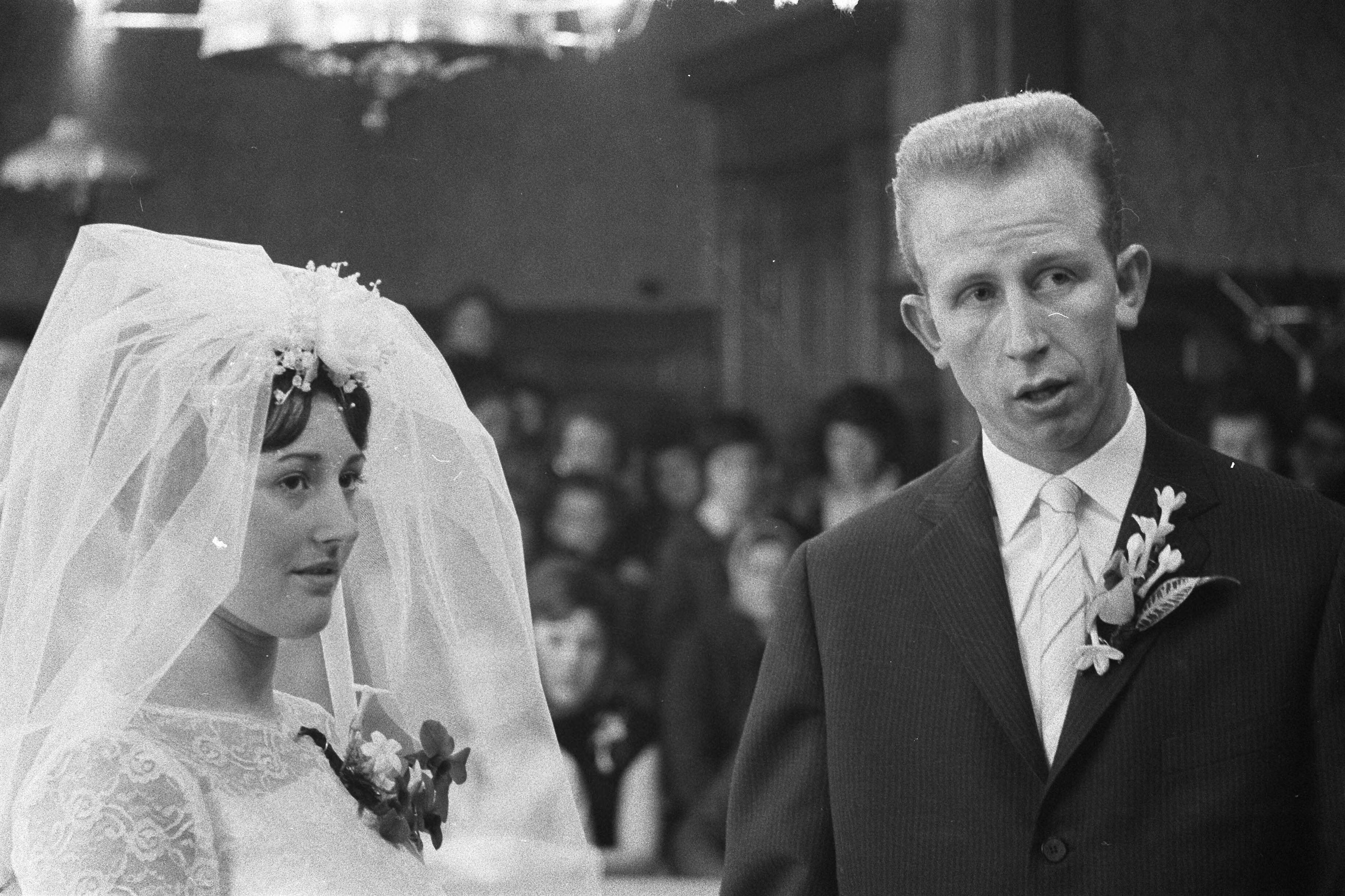 Fotocollectie Anefo — Huwelijk van Henk Groot , speler van Ajax, met Elly Kaayk in Koog aan de Zaan , het echtpaar in de trouwzaal — Foto: Pot, Harry / Anefo. Licentie: Set B: Rechtenvrij / Publiek Domein. Bron: Nationaal Archief. http://hdl.handle.net/10648/a9c14088-d0b4-102d-bcf8-003048976d84