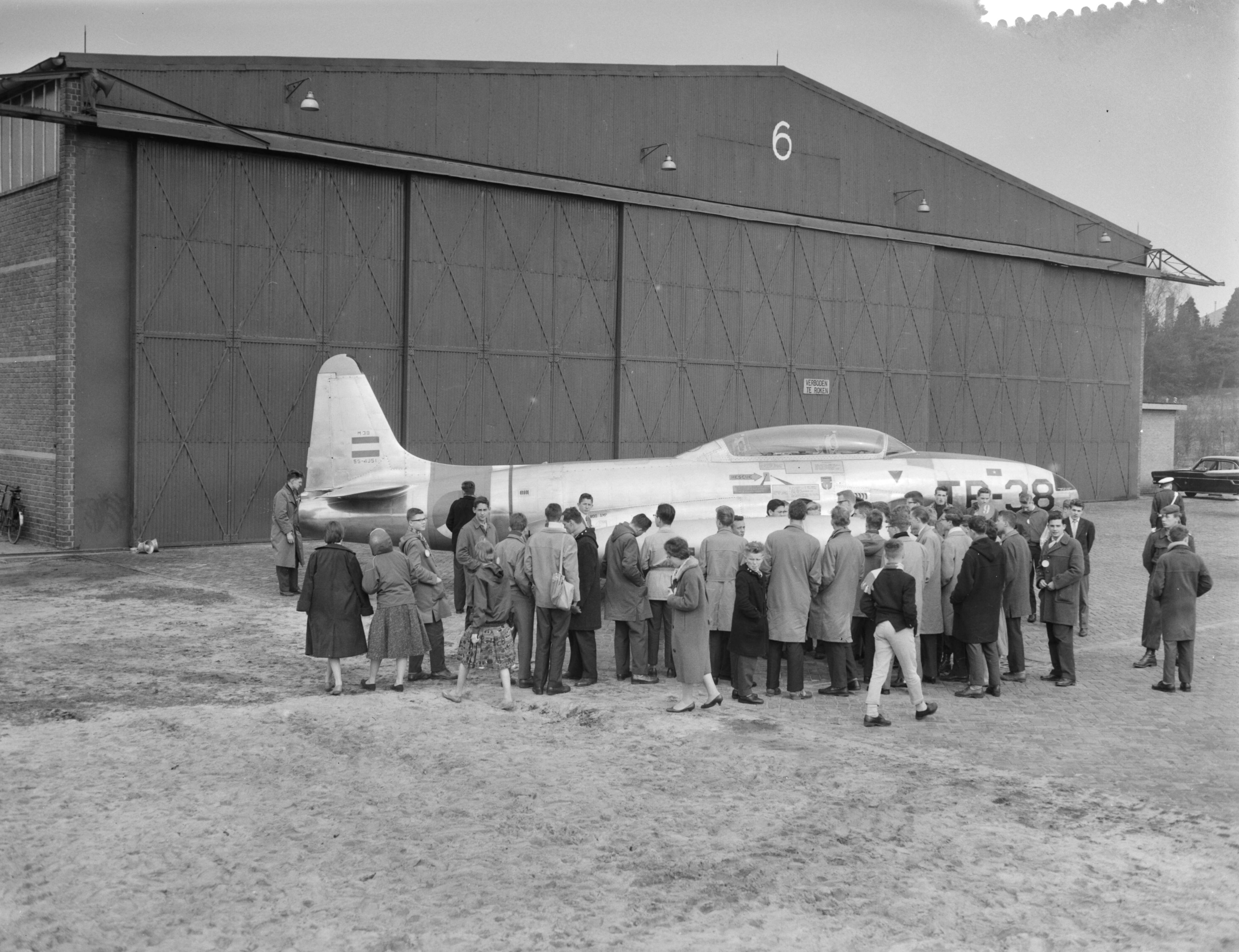 Fotocollectie Anefo — Nationale Luchtvaartdag op Soesterberg. Publiek bij een Lockheed T-33 T-Bird lesvliegtuig van de Koninklijke Luchtmacht — Foto: Rossem, Wim van / Anefo. Licentie: Set B: Rechtenvrij / Publiek Domein. Bron: Nationaal Archief. http://hdl.handle.net/10648/a990b788-d0b4-102d-bcf8-003048976d84