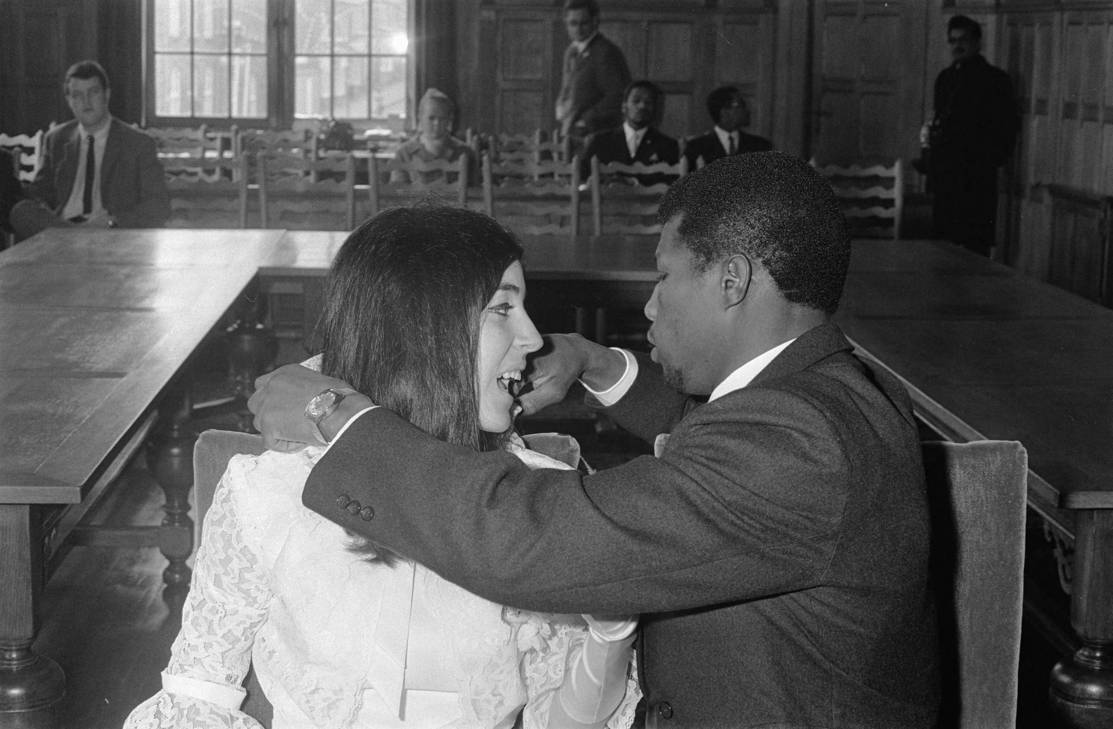 Fotocollectie Anefo — Huwelijk bokser Fighting Mack ( Albert Edwin Nicodemus met Gonzalez Arseiria op stadhuis, Zandvoort — Foto: Mieremet, Rob / Anefo. Licentie: Set B: Rechtenvrij / Publiek Domein. Bron: Nationaal Archief. http://hdl.handle.net/10648/ab67b174-d0b4-102d-bcf8-003048976d84