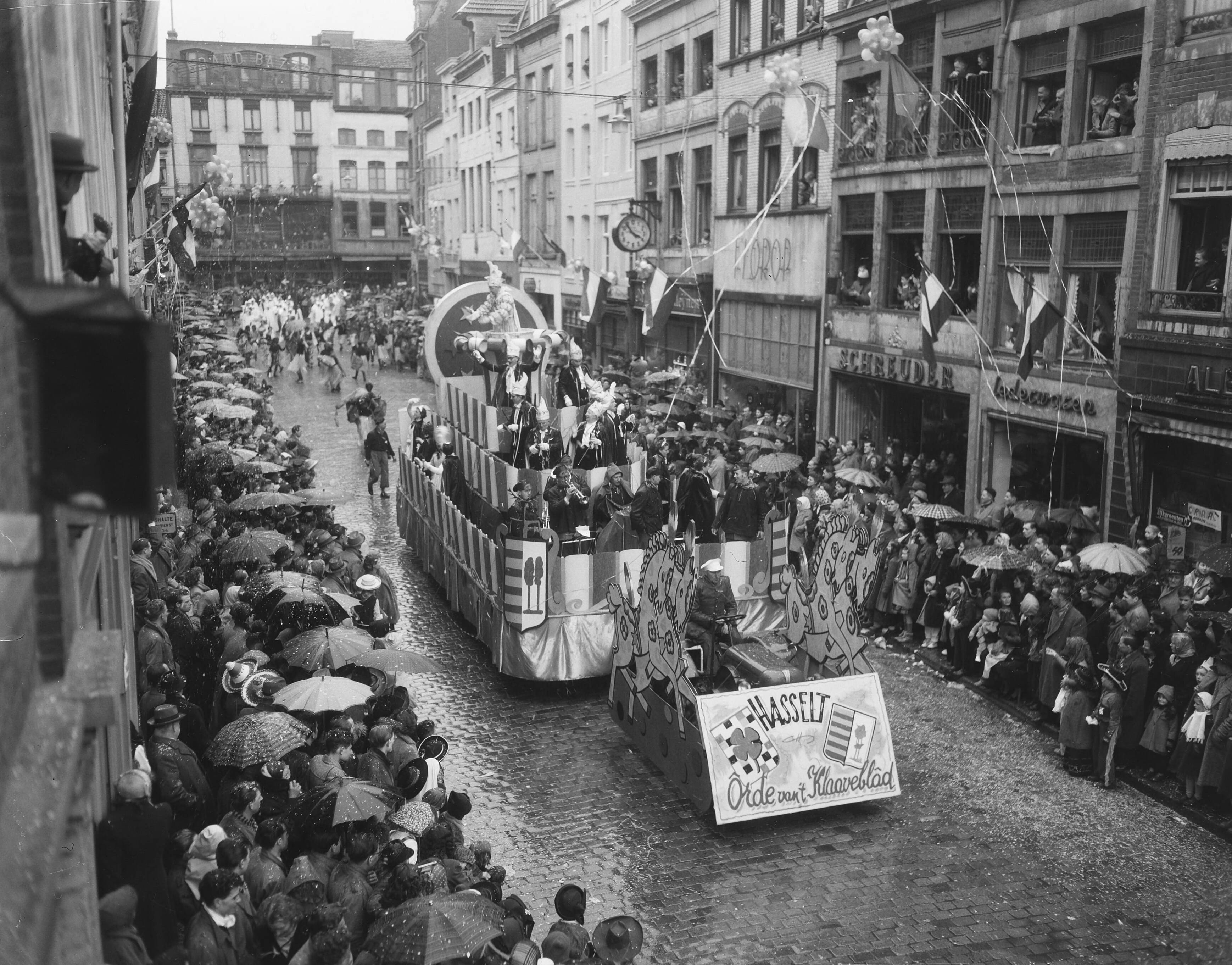 Fotocollectie Anefo — Carnaval Maastricht optocht — Foto: Duinen, G.W. van / Anefo. Licentie: Set B: Rechtenvrij / Publiek Domein. Bron: Nationaal Archief. http://hdl.handle.net/10648/a91d735e-d0b4-102d-bcf8-003048976d84