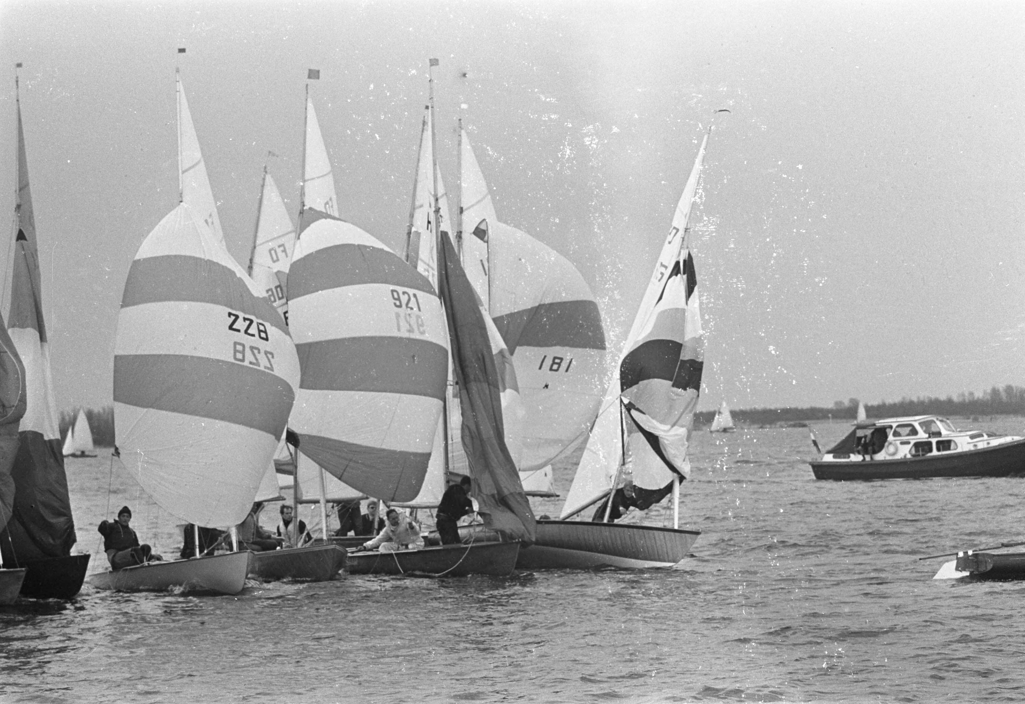 Fotocollectie Anefo — Paasregatta, zeilwedstrijden te Loosdrecht. Actiefotos tijdens zeilwedstrijden — Foto: Kroon, Ron / Anefo. Licentie: Set B: Rechtenvrij / Publiek Domein. Bron: Nationaal Archief. http://hdl.handle.net/10648/ab3ce660-d0b4-102d-bcf8-003048976d84