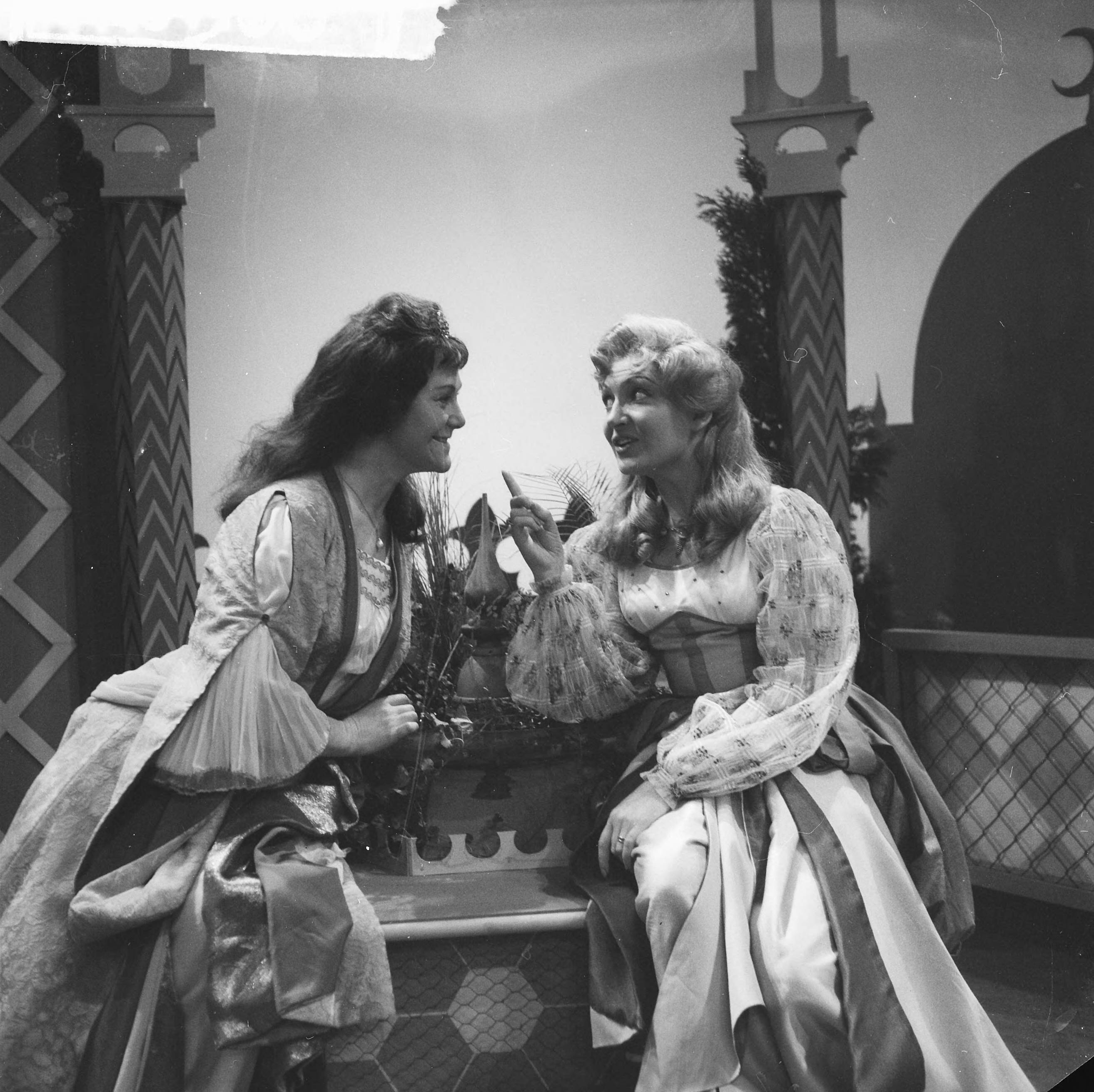 Fotocollectie Anefo — NCRV televisie-uitzending van de opera "Die Entführung aus dem Serail" van W.A. Mozart, Dini Tadema en Joke Knaap — Foto: Lindeboom, Henk / Anefo. Licentie: Set B: Rechtenvrij / Publiek Domein. Bron: Nationaal Archief. http://hdl.handle.net/10648/a9c7d092-d0b4-102d-bcf8-003048976d84