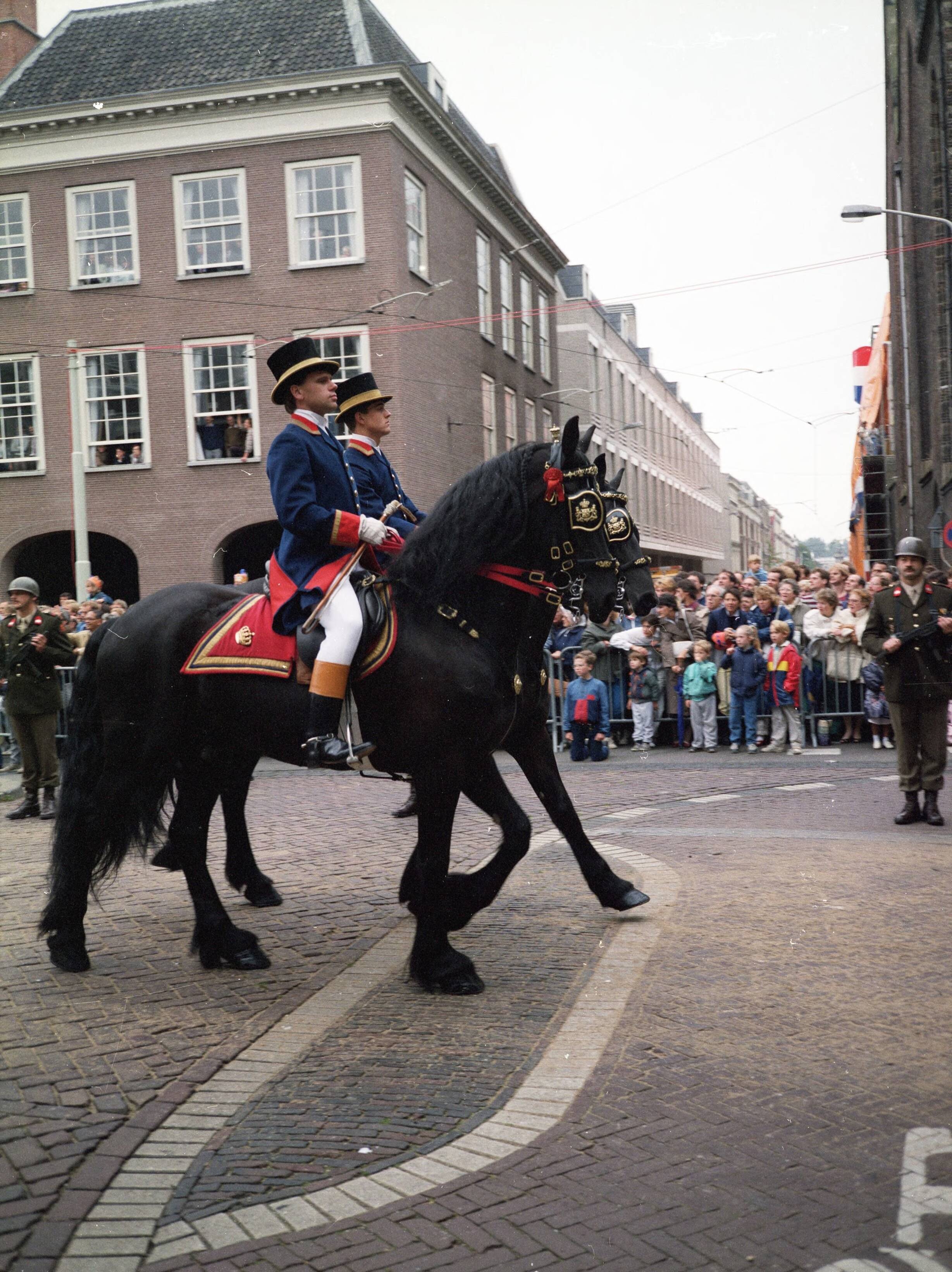 Fotocollectie RVD / Koninklijk Huis — Prinsjedag - Stoet op de Hofweg in Den Haag — Foto: Studio Lanza / RVD. Licentie: Set B: Rechtenvrij / Publiek Domein. Bron: Nationaal Archief. http://hdl.handle.net/10648/afb1c04e-d0b4-102d-bcf8-003048976d84