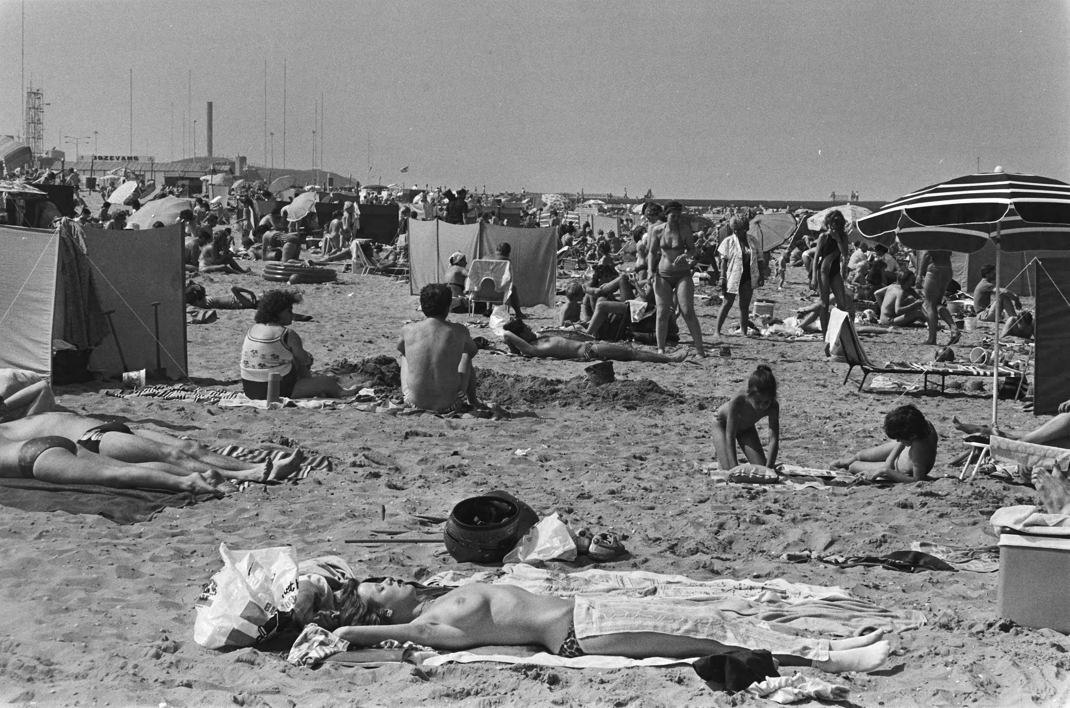 Fotocollectie Anefo — Drukte op het strand in Scheveningen — Foto: Vollebregt, Sjakkelien / Anefo. Licentie: Set B: Rechtenvrij / Publiek Domein. Bron: Nationaal Archief. http://hdl.handle.net/10648/ad4705bc-d0b4-102d-bcf8-003048976d84