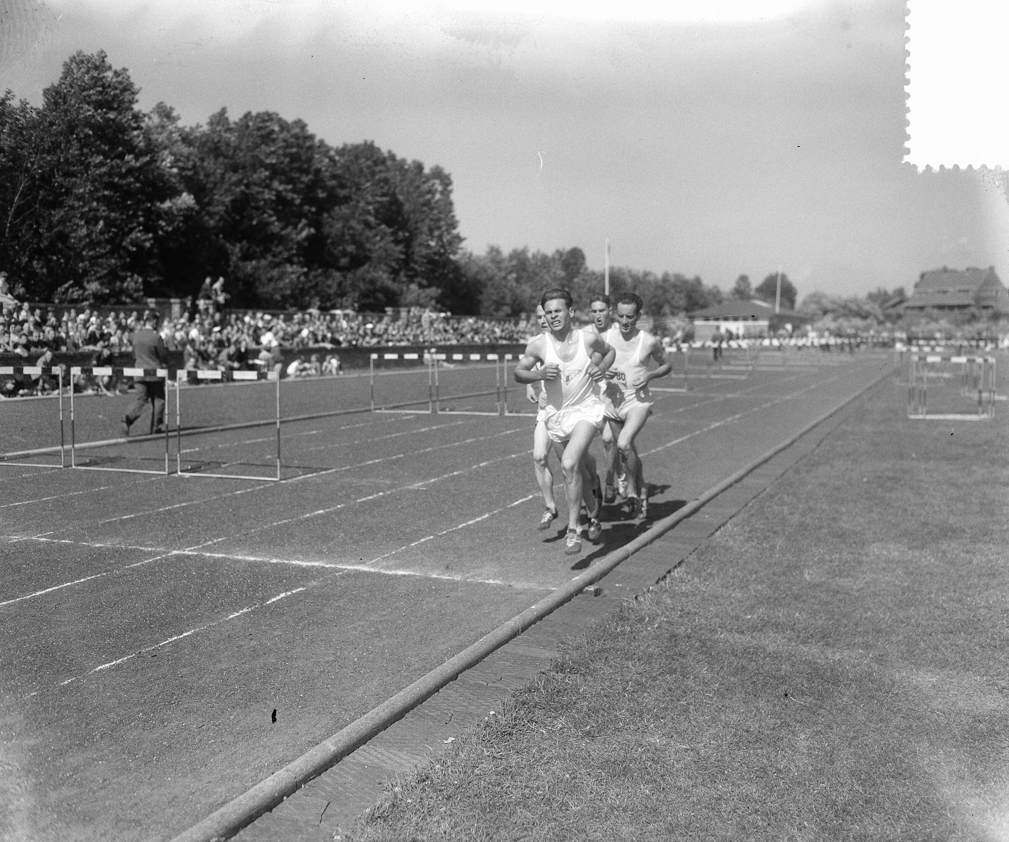 Fotocollectie Anefo — Nationale Atletiekkampioenschappen in Den Haag. 5000m heren — Foto: Pot, Harry / Anefo. Licentie: Set B: Rechtenvrij / Publiek Domein. Bron: Nationaal Archief. http://hdl.handle.net/10648/a90fbb38-d0b4-102d-bcf8-003048976d84