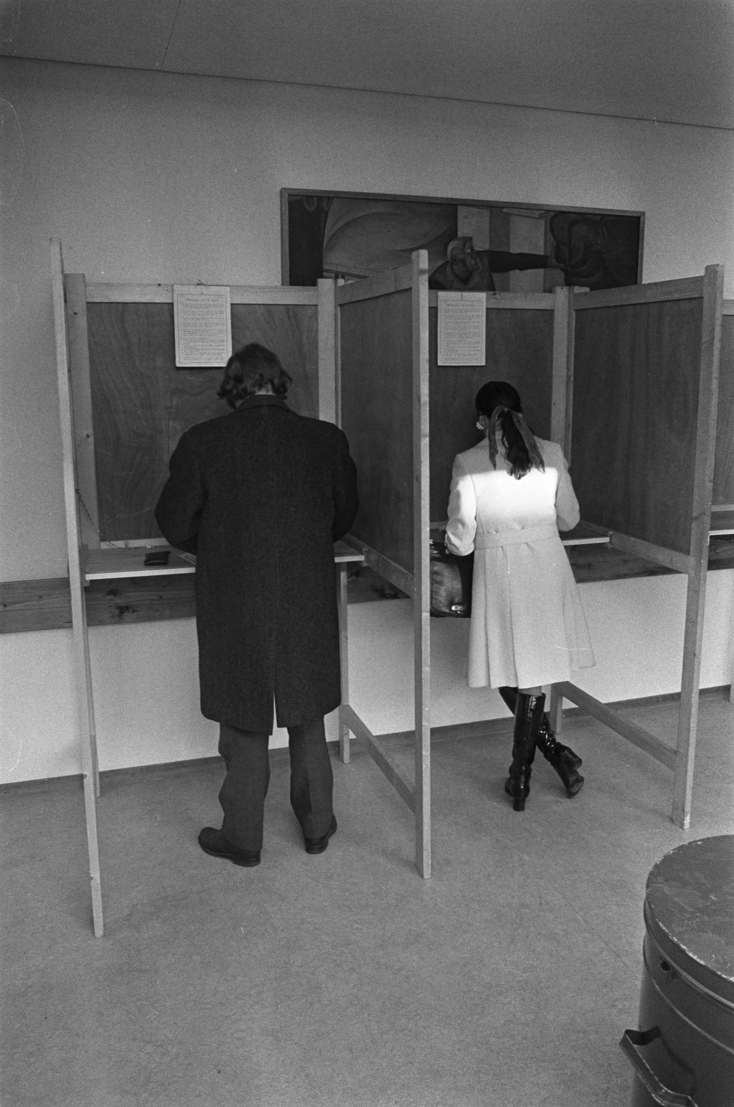 Fotocollectie Anefo — Verkiezingen voor gemeenteraad van nieuwe gemeente Zaanstad stemmers in Zaandams stembureau — Foto: Verhoeff, Bert / Anefo. Licentie: Set B: Rechtenvrij / Publiek Domein. Bron: Nationaal Archief. http://hdl.handle.net/10648/ac399bda-d0b4-102d-bcf8-003048976d84