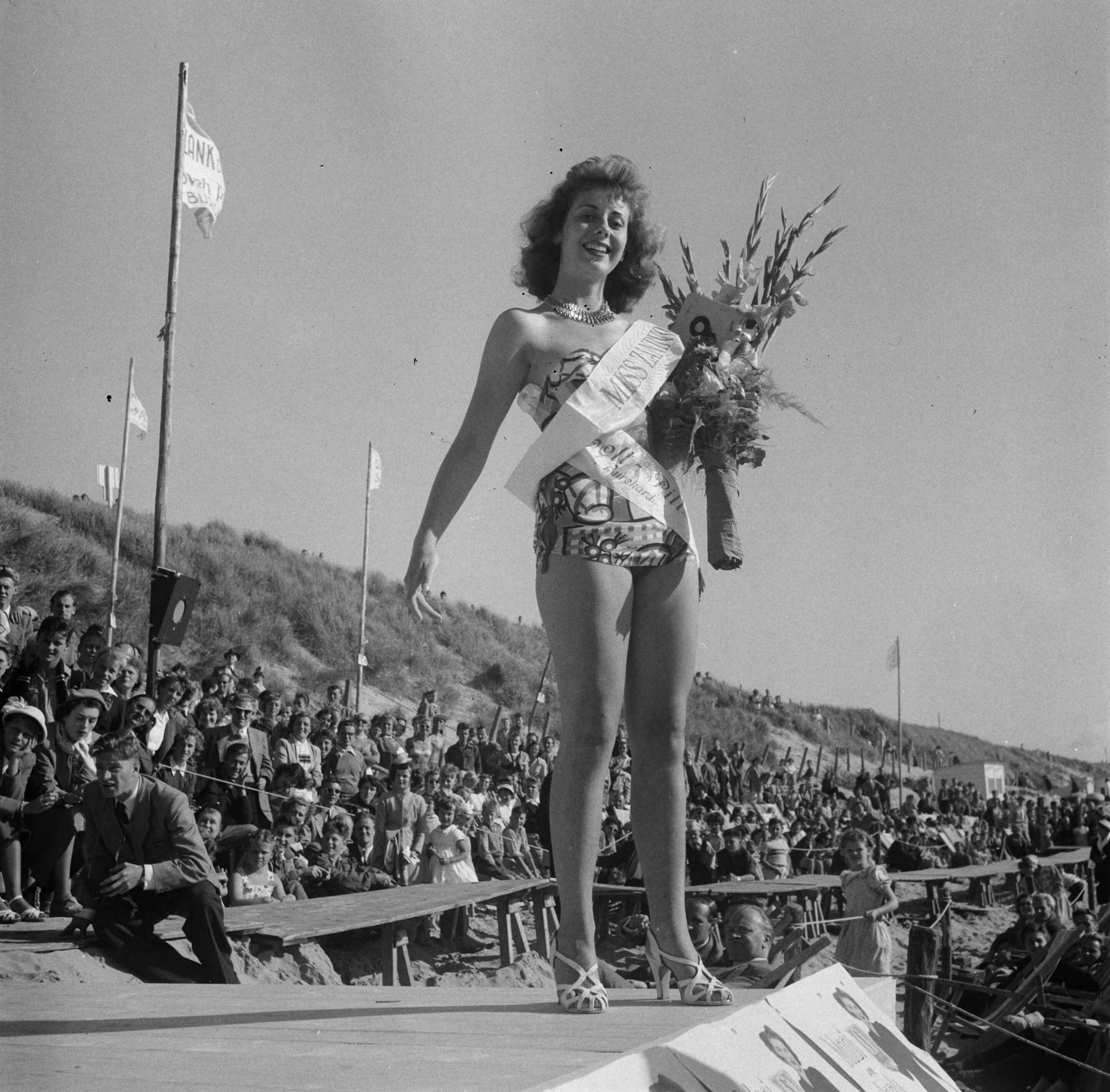 Miss Zandvoort — Verkiezing Miss Zandvoort; winnares Mimi Kok (17 jaar) — Foto: Pot, Harry / Anefo. Licentie: Set B: Rechtenvrij / Publiek Domein. Bron: Nationaal Archief. http://hdl.handle.net/10648/a8ed343c-d0b4-102d-bcf8-003048976d84