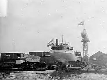 Fotocollectie Anefo — Tewaterlating vrachtschip "Spolanda" bij de Zaanlandsche Scheepsbouwmaatschappij te Zaandam. De doopplechtigheid werd verricht door mej. Danielle Smith, dochter van een van de commissarissen van rederij Spoorhout — Foto: Bilsen, Joop van / Anefo. Licentie: Set B: Rechtenvrij / Publiek Domein. Bron: Nationaal Archief. http://hdl.handle.net/10648/a97d3226-d0b4-102d-bcf8-003048976d84
