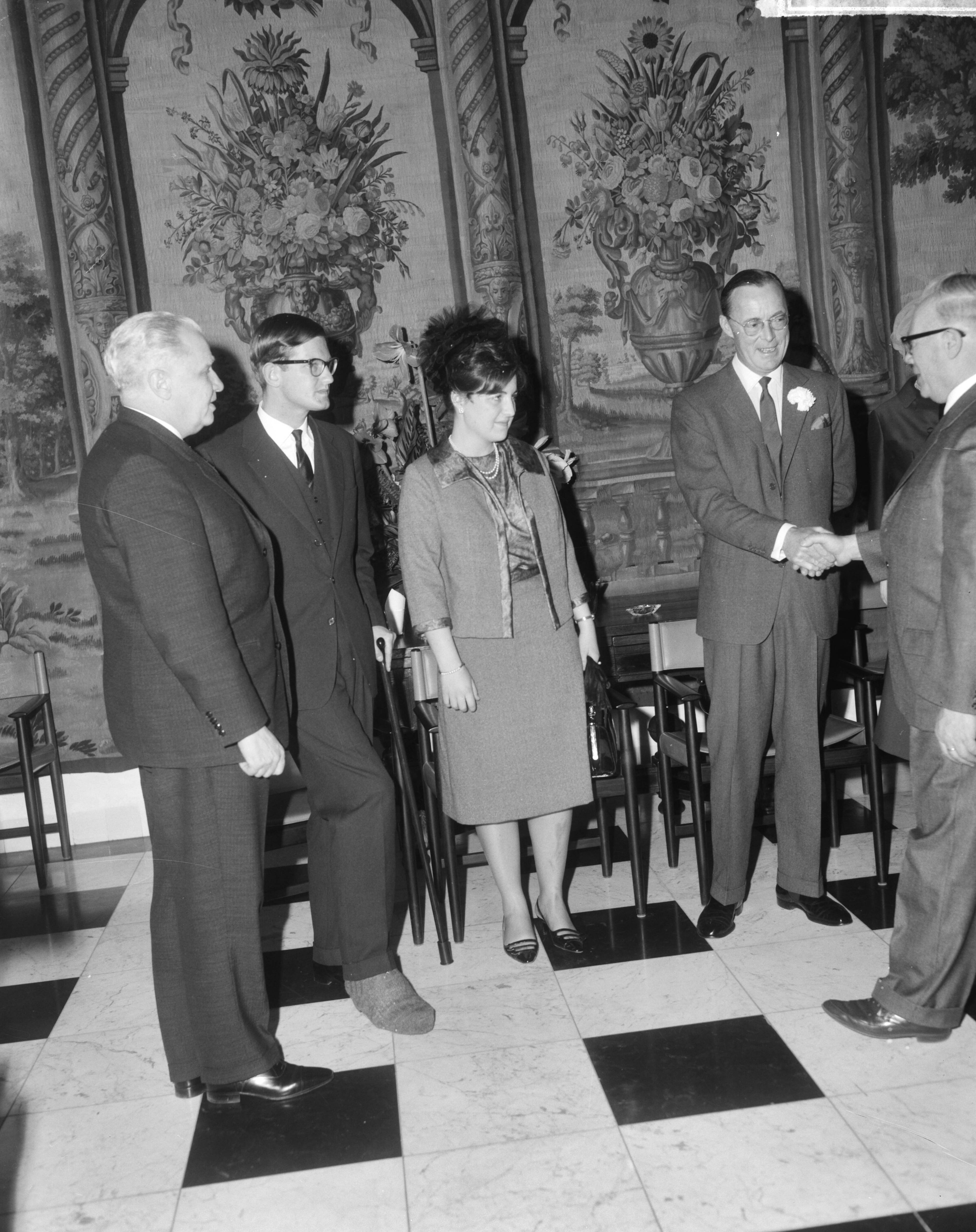Verloofde paar prinses Margriet en Pieter van Vollenhoven in Den Haag — Verloofde paar in Den Haag , prins Bernhard ontvangt gelukwensen — Foto: Bilsen, Joop van / Anefo. Licentie: Set B: Rechtenvrij / Publiek Domein. Bron: Nationaal Archief. http://hdl.handle.net/10648/aa98b5b8-d0b4-102d-bcf8-003048976d84