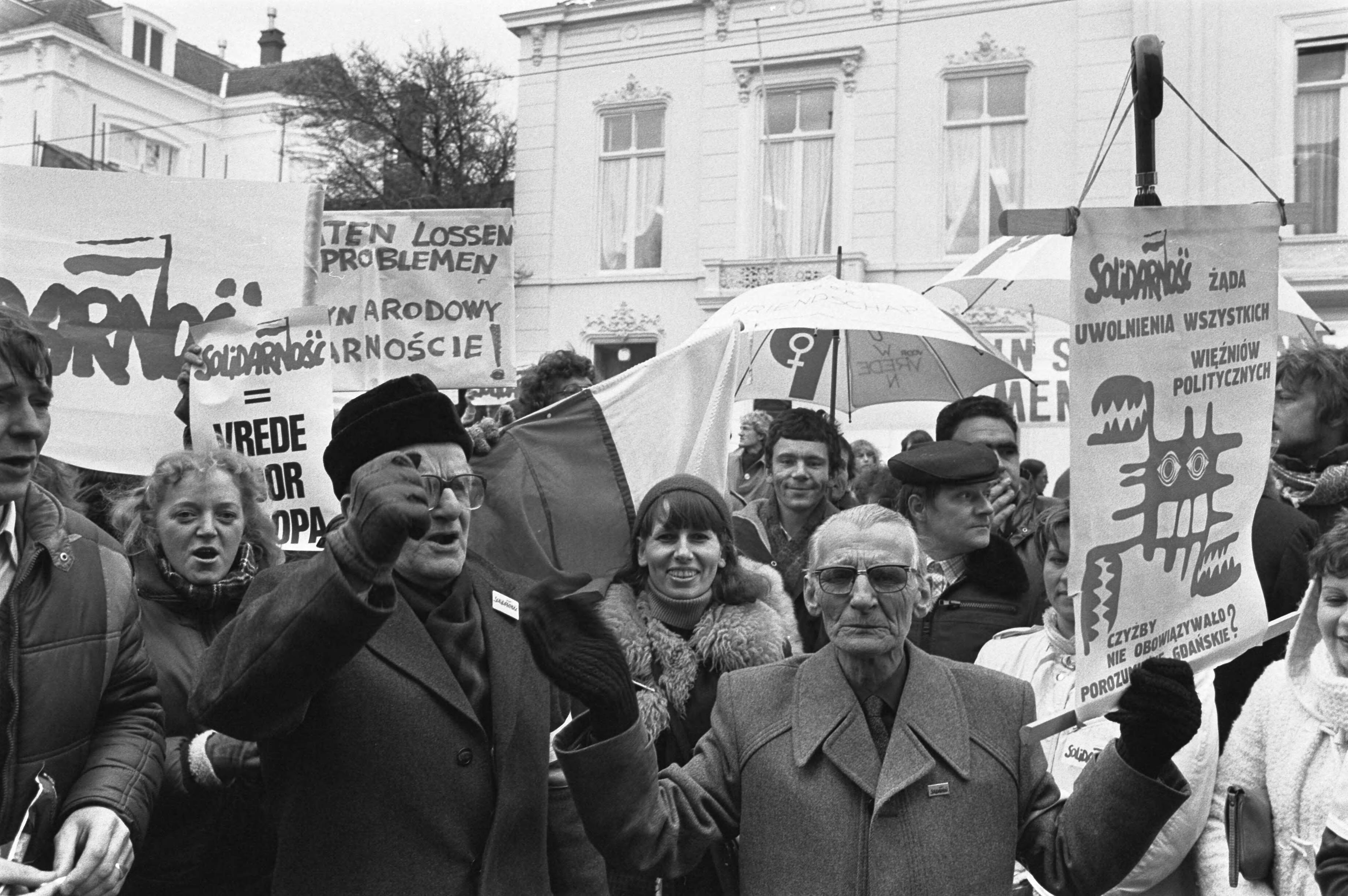 Fotocollectie Anefo — Demonstratie voor Poolse ambassade in Den Haag tegen staat van beleg in Polen. Beelden van de demonstratie — Foto: Bogaerts, Rob / Anefo. Licentie: Set B: Rechtenvrij / Publiek Domein. Bron: Nationaal Archief. http://hdl.handle.net/10648/ad0b493c-d0b4-102d-bcf8-003048976d84