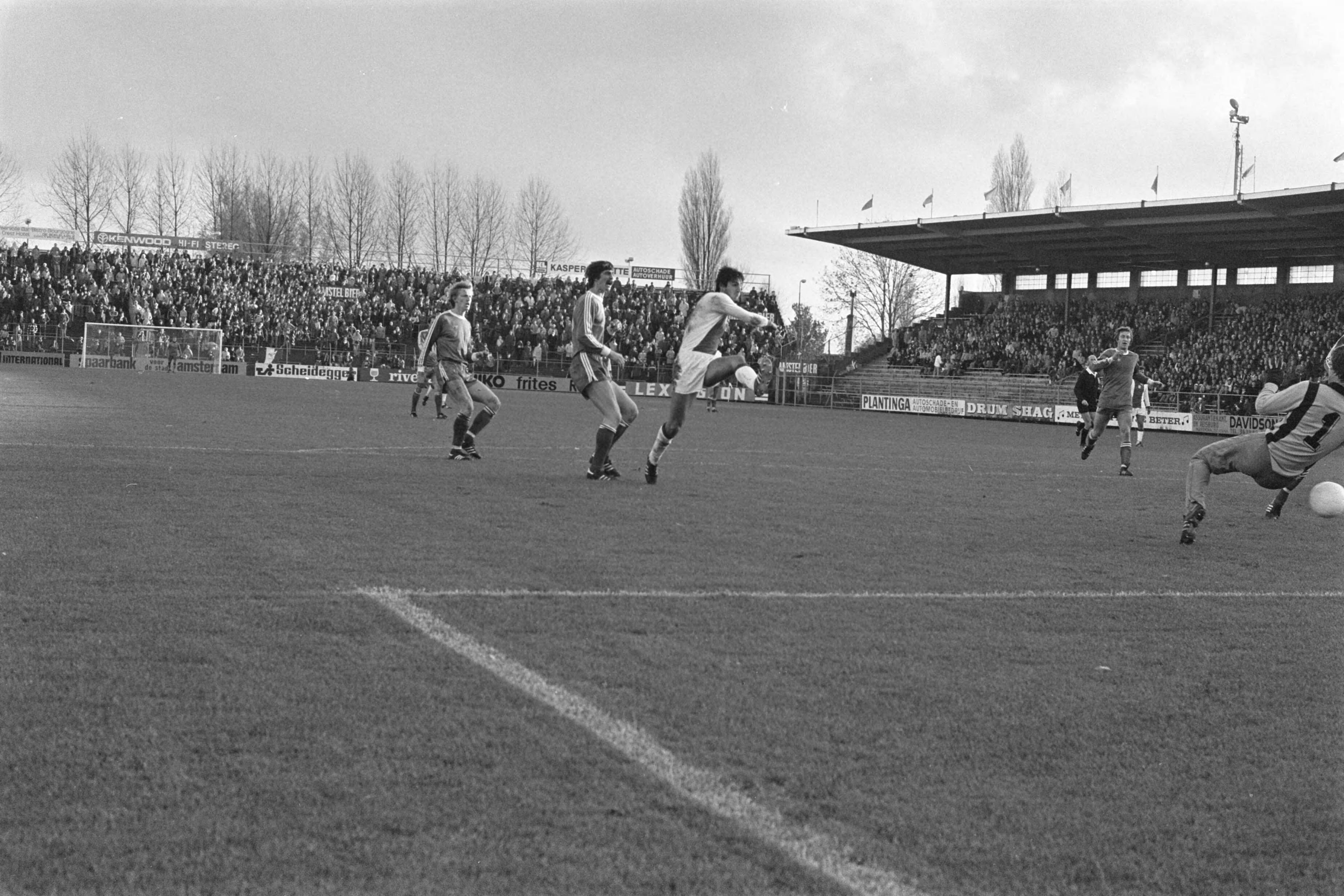 Fotocollectie Anefo — Ajax tegen Den Haag 3-2, Ling maakt 3-0 — Foto: Peters, Hans / Anefo. Licentie: Set B: Rechtenvrij / Publiek Domein. Bron: Nationaal Archief. http://hdl.handle.net/10648/aca64bea-d0b4-102d-bcf8-003048976d84