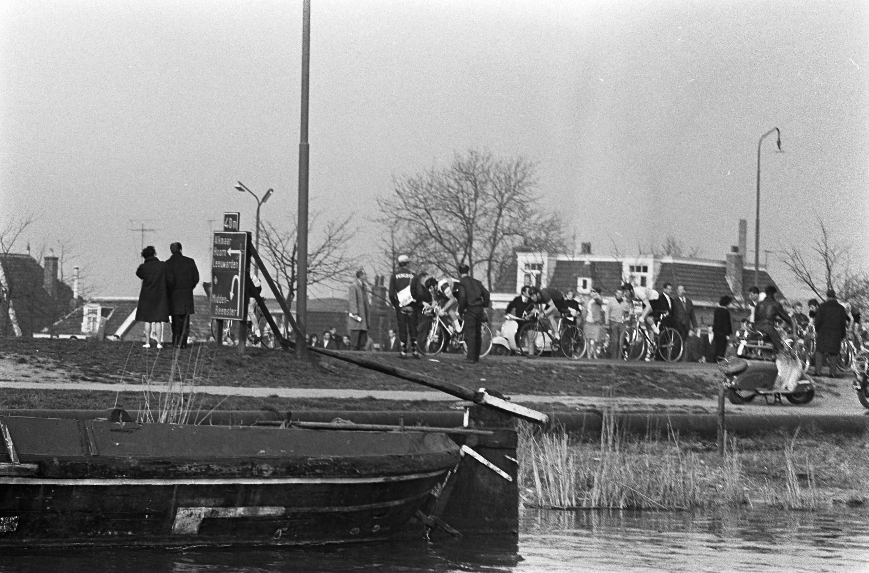 Fotocollectie Anefo — 20e Ronde van Noord-Holland, de wielrenners onderweg — Foto: Kroon, Ron / Anefo. Licentie: Set B: Rechtenvrij / Publiek Domein. Bron: Nationaal Archief. http://hdl.handle.net/10648/aa9d08ca-d0b4-102d-bcf8-003048976d84
