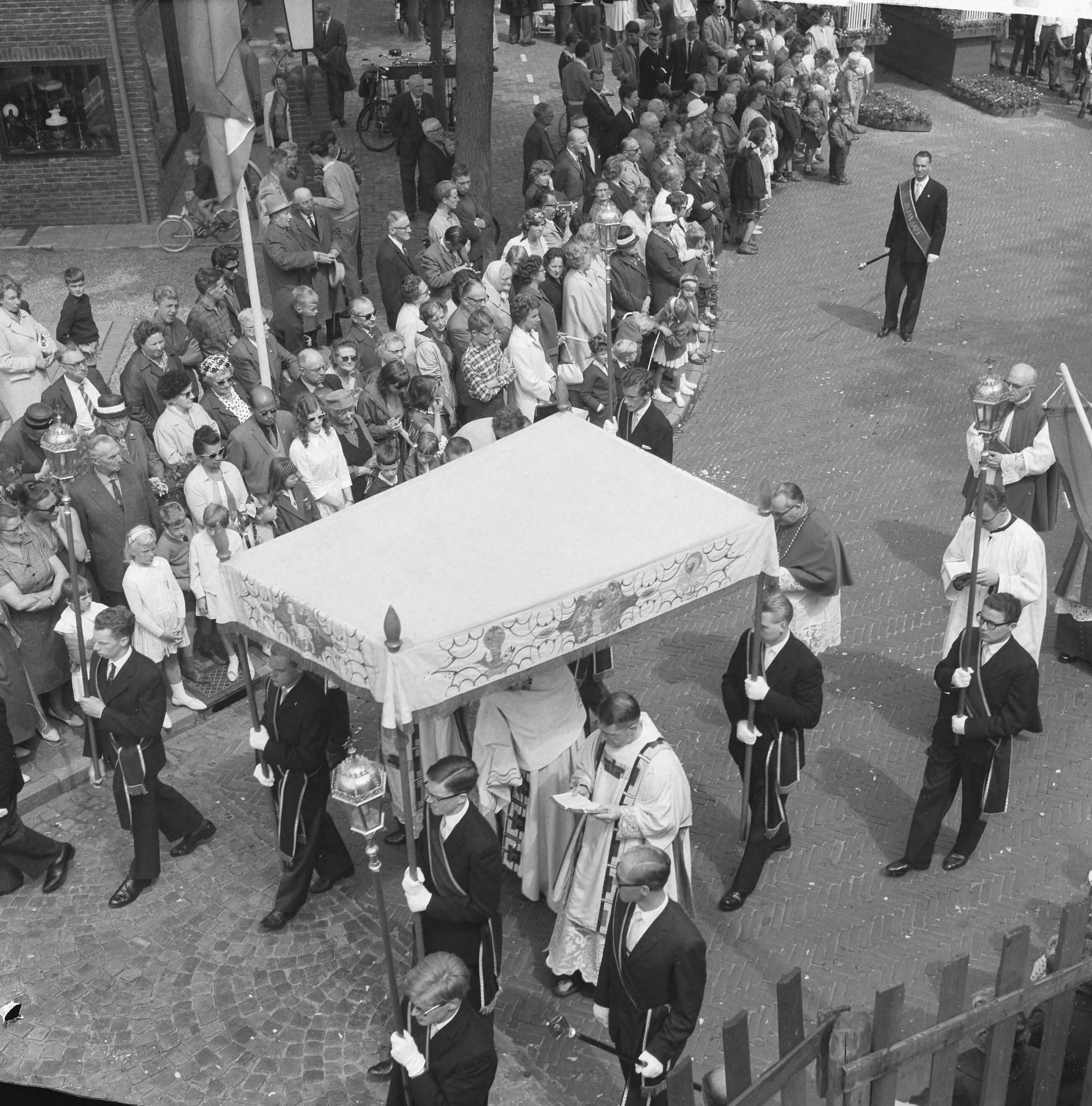 Fotocollectie Anefo — De jaarlijkse St. Jans Processie in Laren begonnen, overzicht van de lange stoet — Foto: Broers, F.N. / Anefo. Licentie: Set B: Rechtenvrij / Publiek Domein. Bron: Nationaal Archief. http://hdl.handle.net/10648/aa6e1f24-d0b4-102d-bcf8-003048976d84