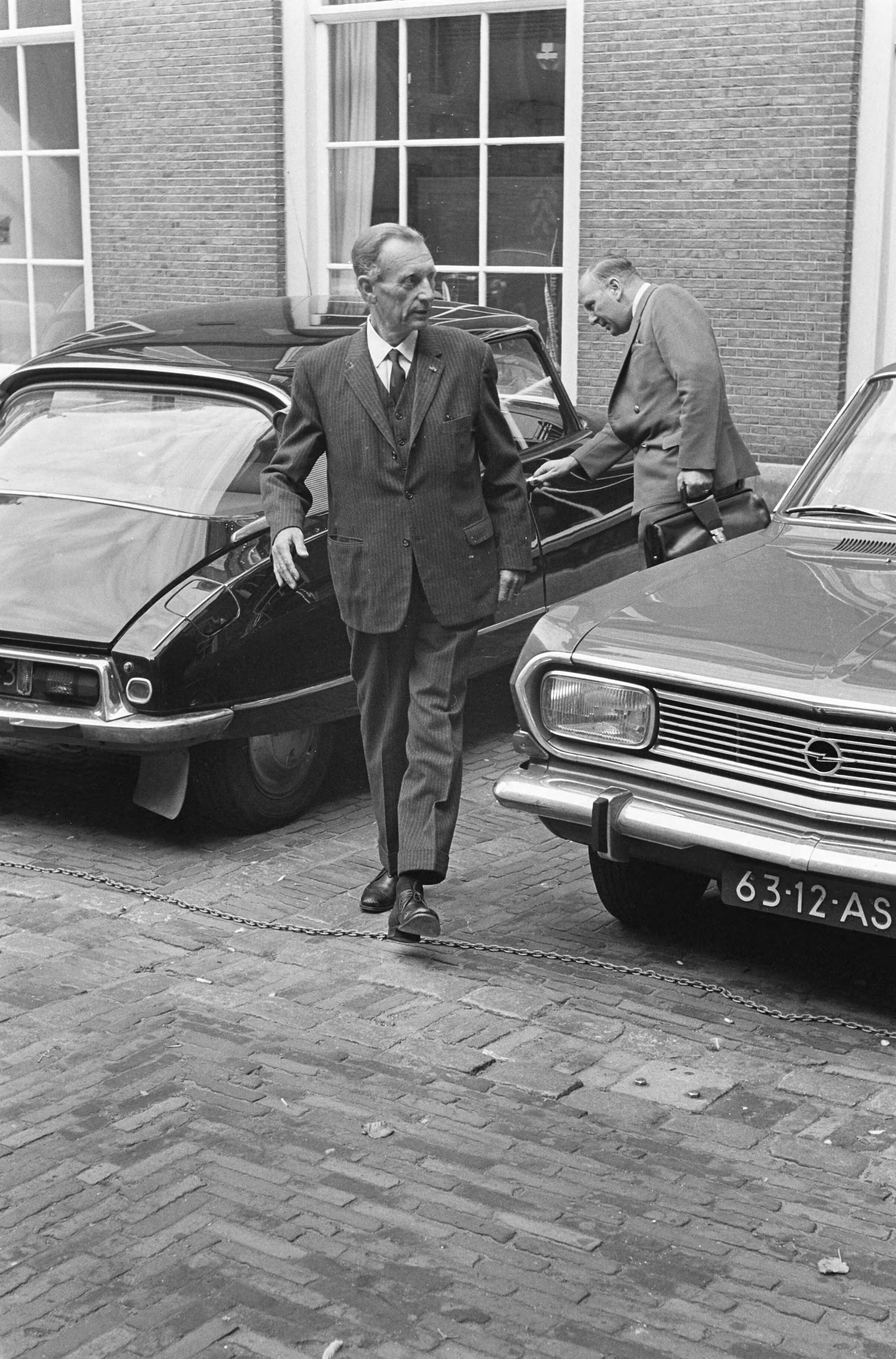 Aankomst minister-president Cals op het Binnenhof te Den Haag — Aankomst van minister Suurhoff op het Binnenhof — Foto: Fotograaf Onbekend / Anefo. Licentie: Set B: Rechtenvrij / Publiek Domein. Bron: Nationaal Archief. http://hdl.handle.net/10648/aaf9978e-d0b4-102d-bcf8-003048976d84