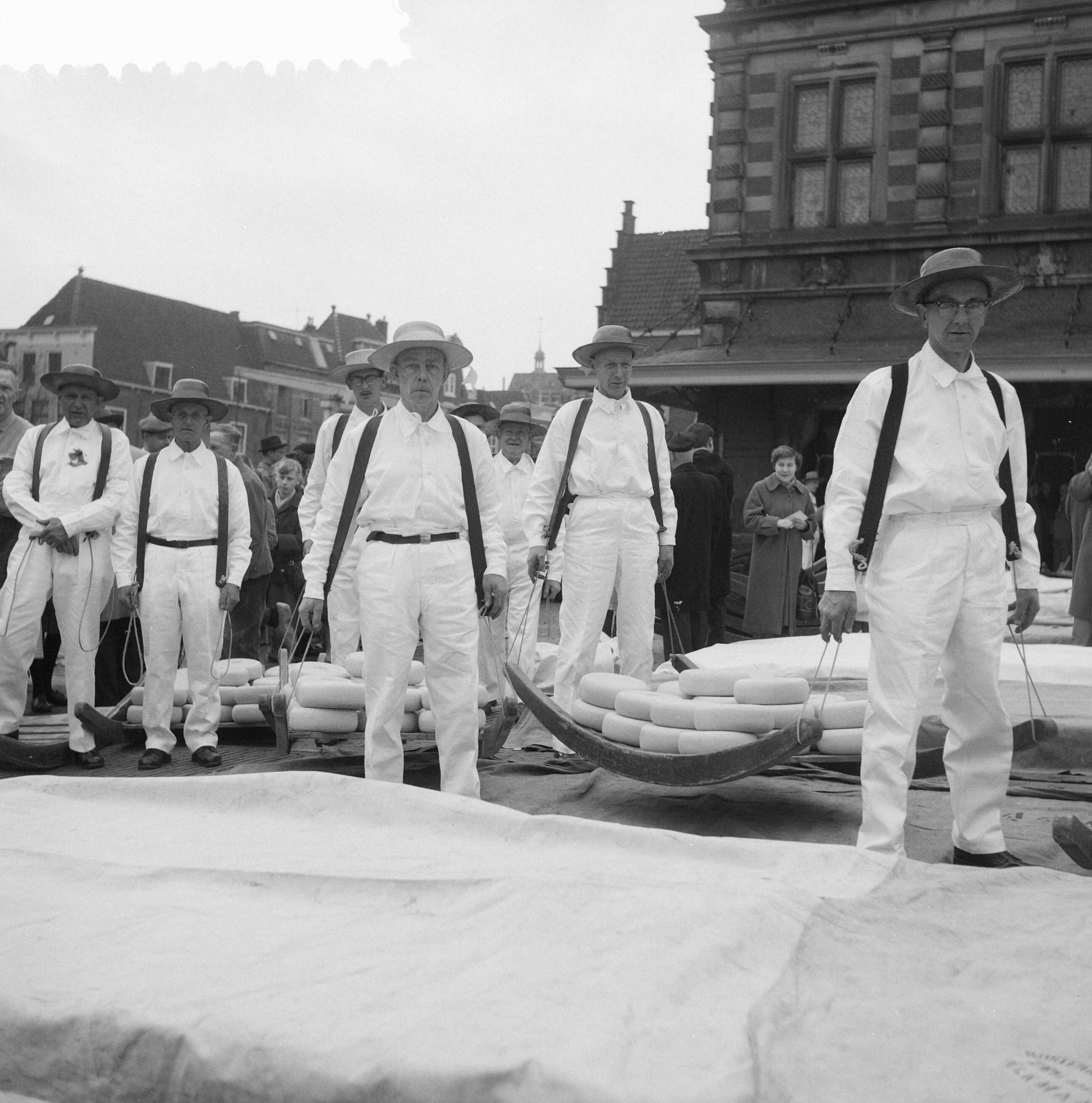 Fotocollectie Anefo — Voor de eerste maal weer Kaasmarkt te Alkmaar — Foto: Pot, Harry / Anefo. Licentie: Set B: Rechtenvrij / Publiek Domein. Bron: Nationaal Archief. http://hdl.handle.net/10648/a9ac2f7c-d0b4-102d-bcf8-003048976d84