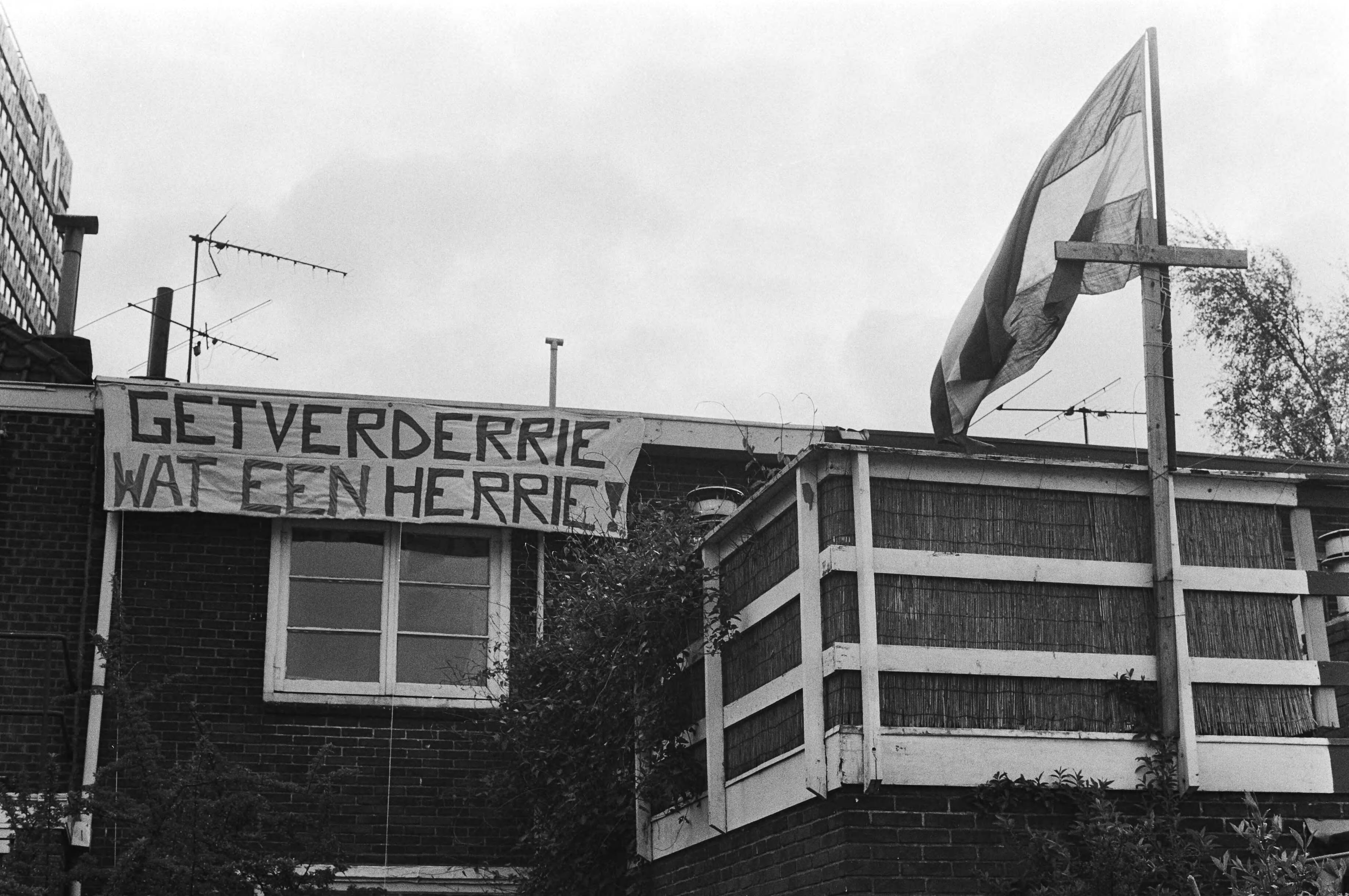 Fotocollectie Anefo — Protest bij de opening van het Hemspoortraject. Spandoek "Getverderrie wat een herrie" tegenover het nieuwe station van Zaandam — Foto: Croes, Rob C. / Anefo. Licentie: Set B: Rechtenvrij / Publiek Domein. Bron: Nationaal Archief. http://hdl.handle.net/10648/ad298dd4-d0b4-102d-bcf8-003048976d84