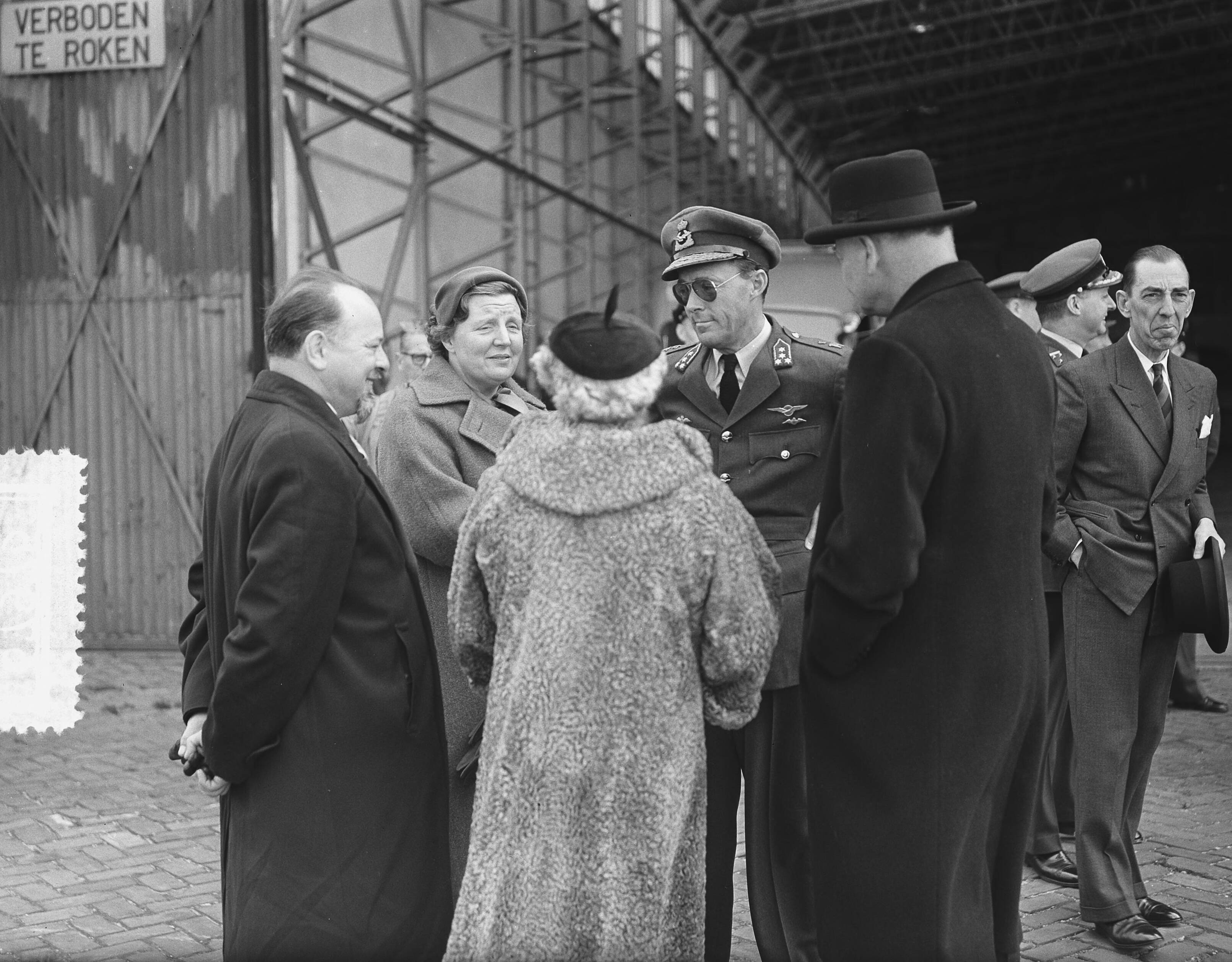Prins Bernhard arriveert op Soesterberg na een reis naar Zuid-Afrika — Aankomst prins Bernhard op Soesterberg uit Zuid Afrika. Prins Bernhard wordt welkom geheten, links van hem koningin Juliana — Foto: Bilsen, Joop van / Anefo. Licentie: Set B: Rechtenvrij / Publiek Domein. Bron: Nationaal Archief. http://hdl.handle.net/10648/a92baaaa-d0b4-102d-bcf8-003048976d84